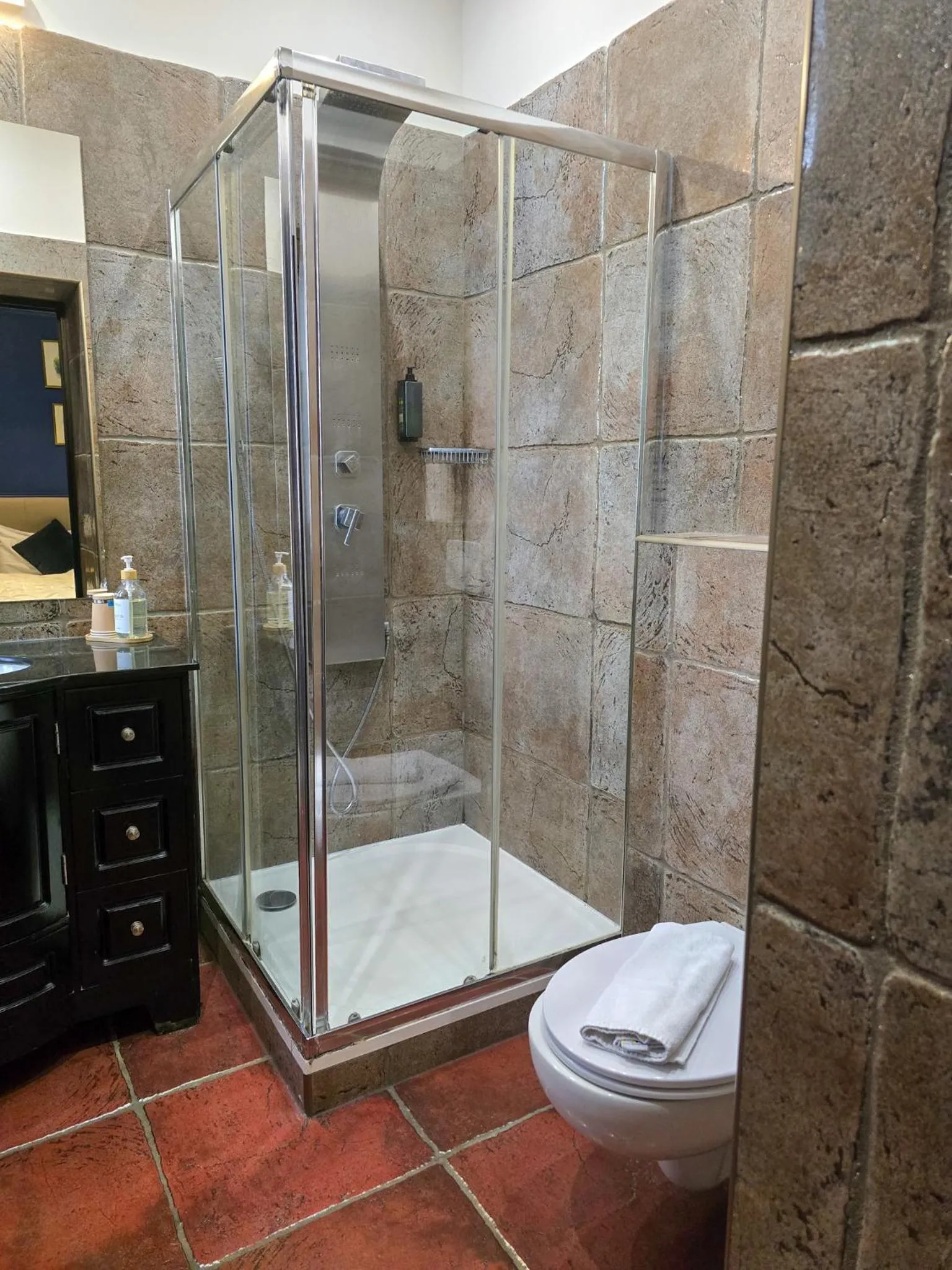 Shower in Hôtel Les Voyageurs