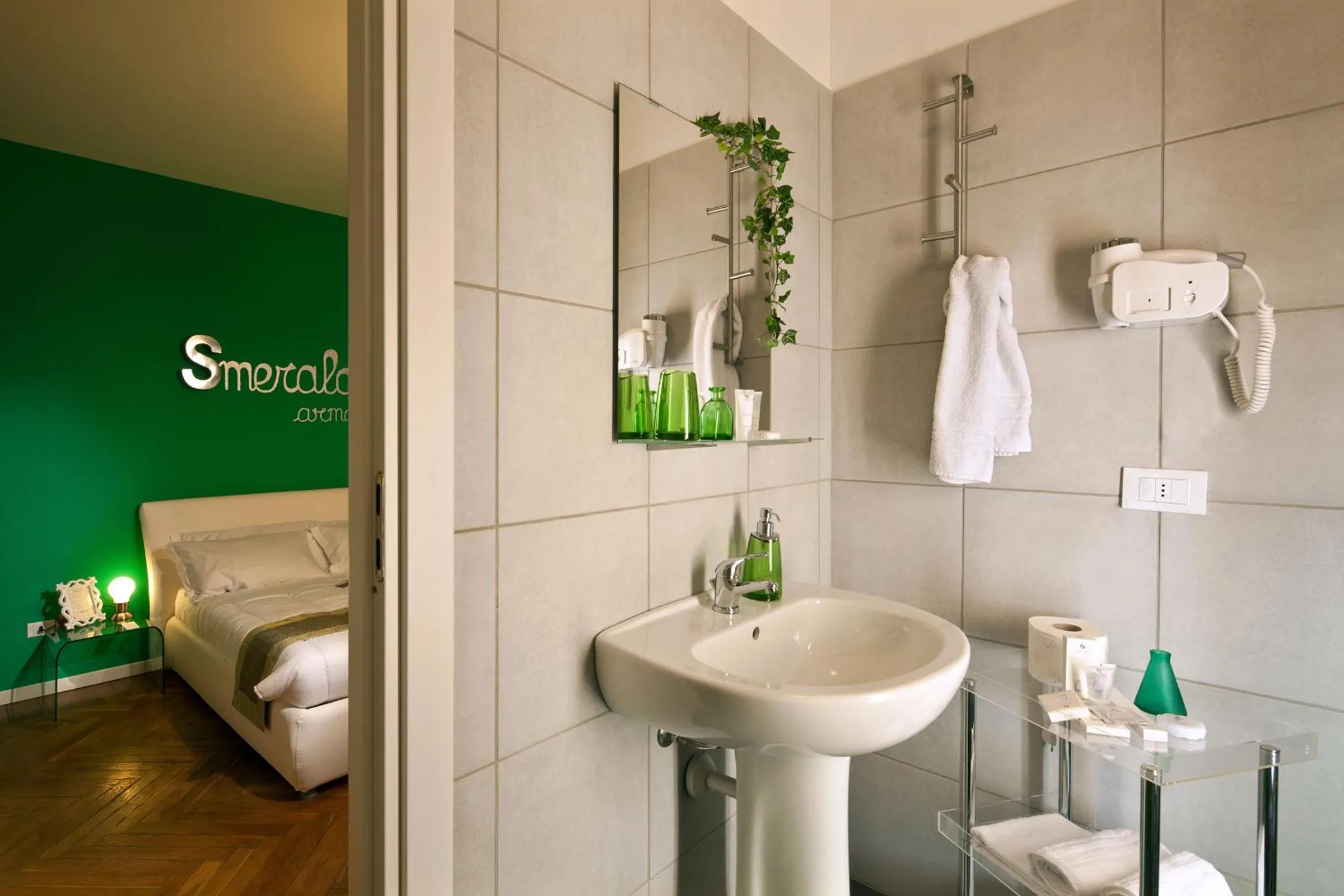 Shower in GIO'EL Happiness Guest House