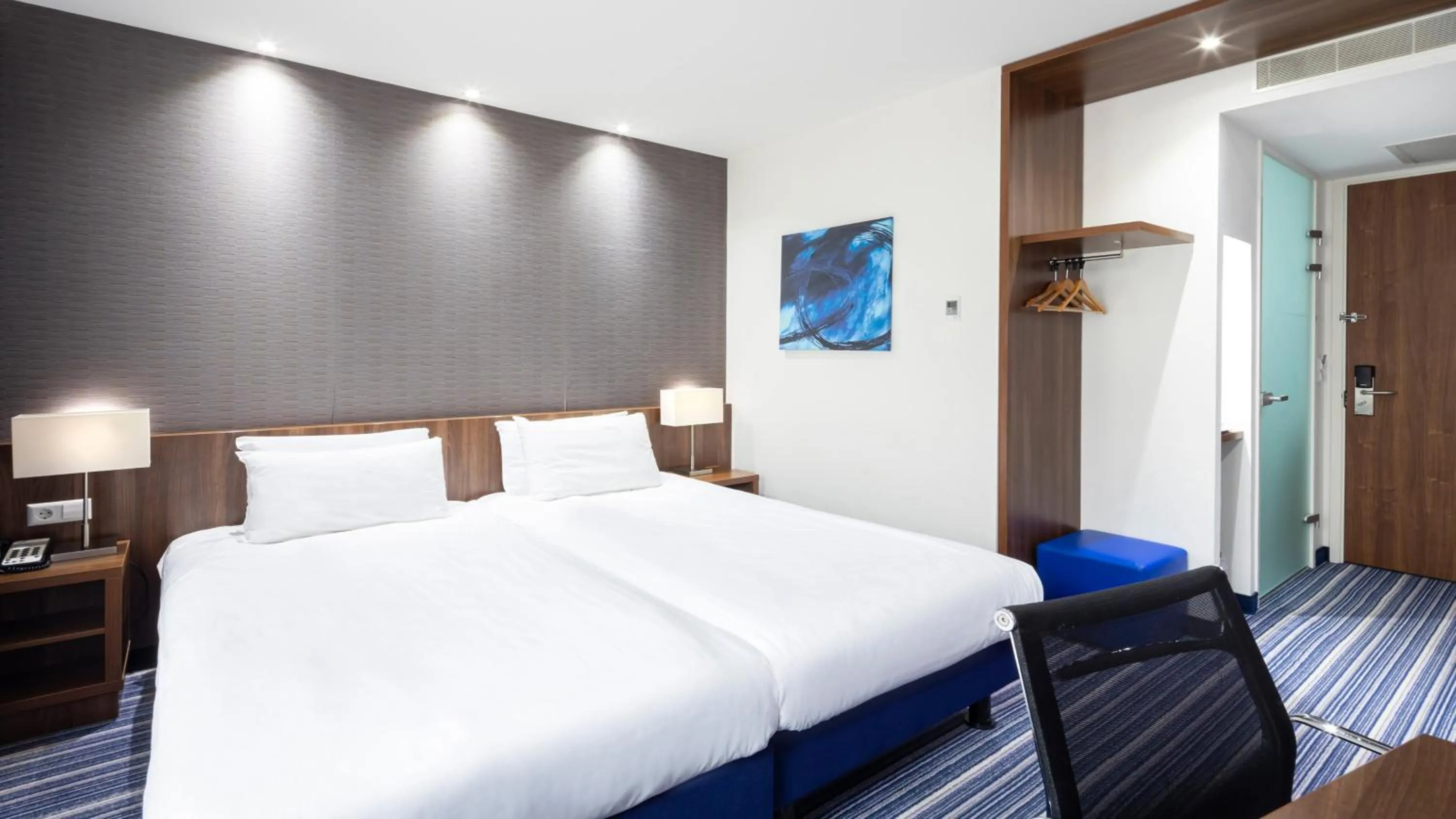 Photo of the whole room, Bed in Holiday Inn Express The Hague - Parliament by IHG