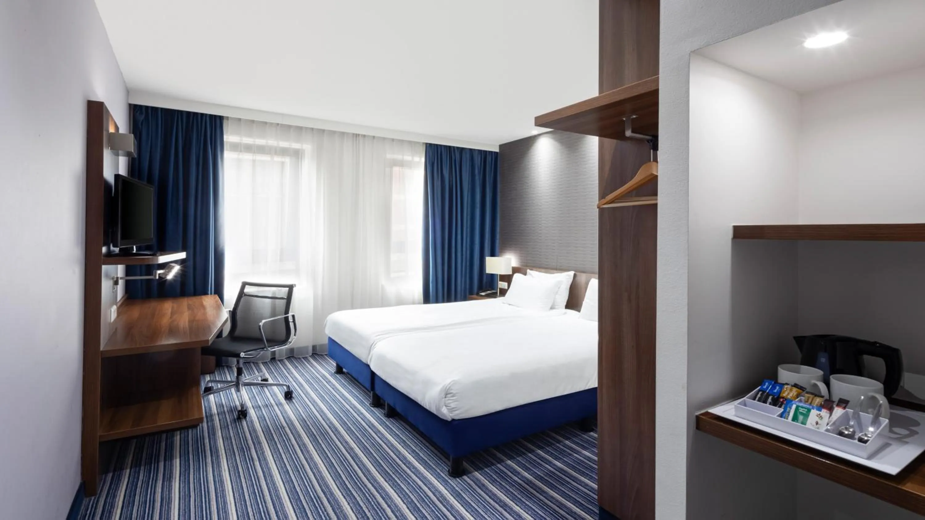 Photo of the whole room, Bed in Holiday Inn Express The Hague - Parliament by IHG