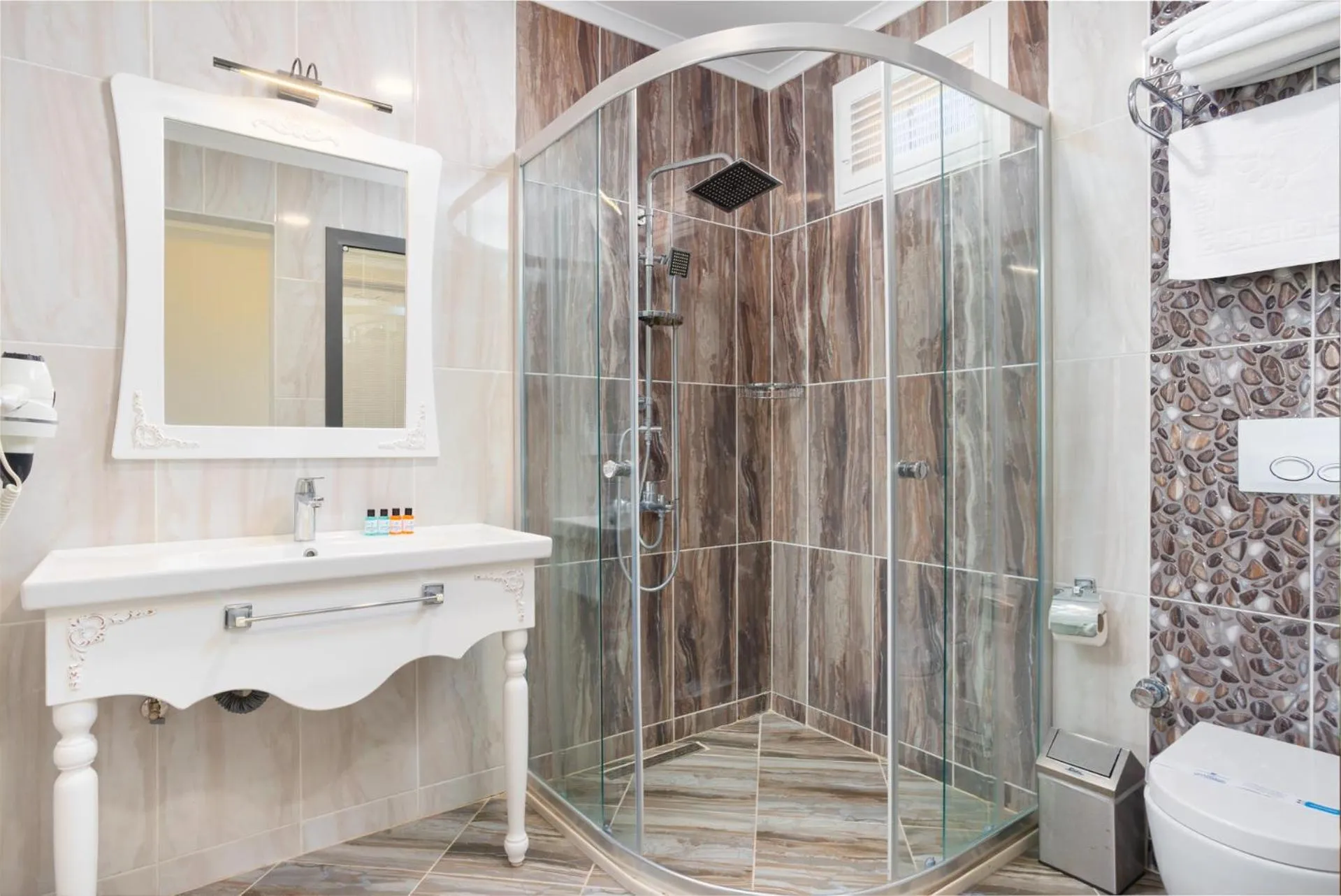 Shower in Hotel Karbel Sun