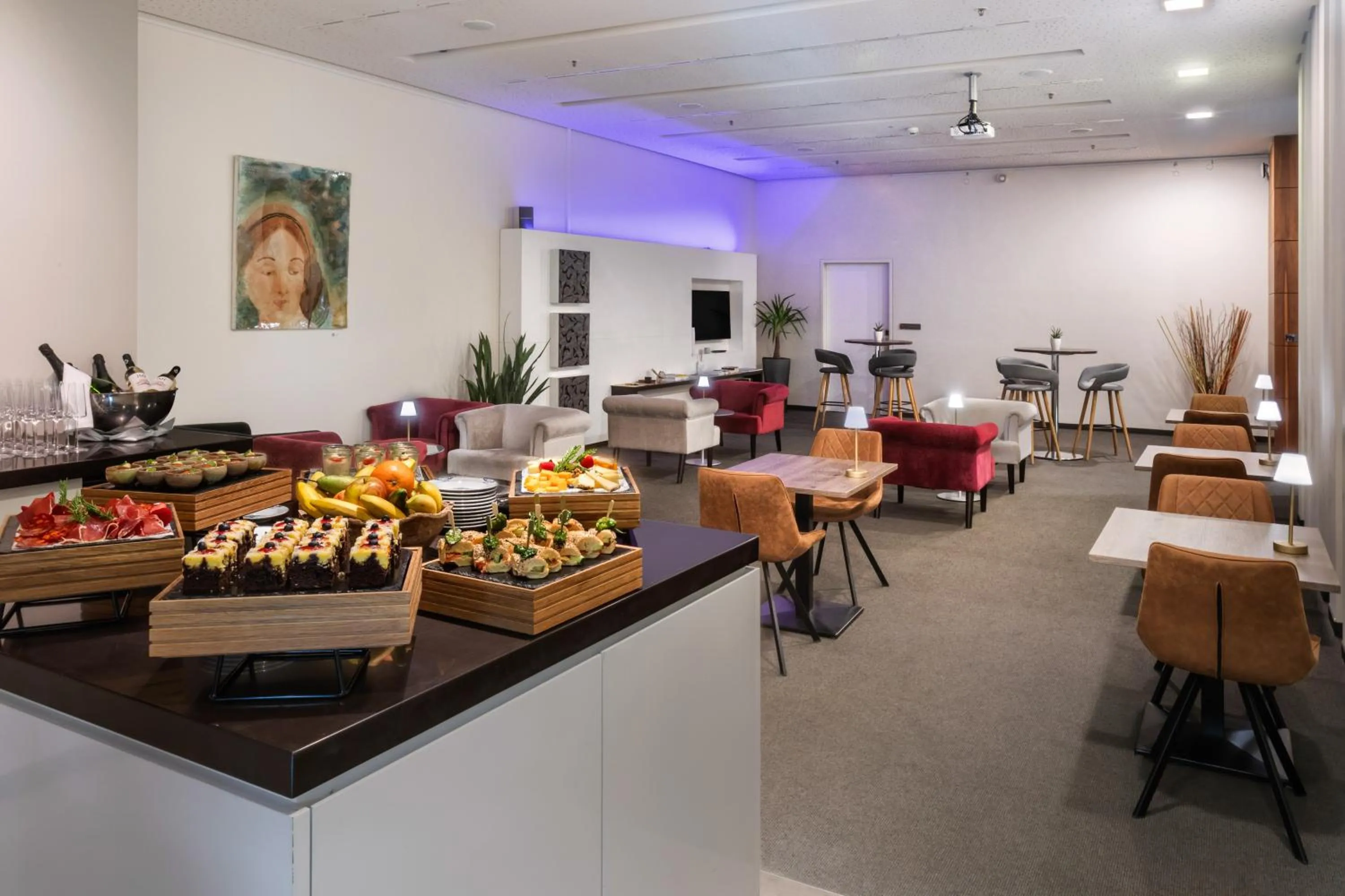 Restaurant/places to eat in Melia Luxembourg