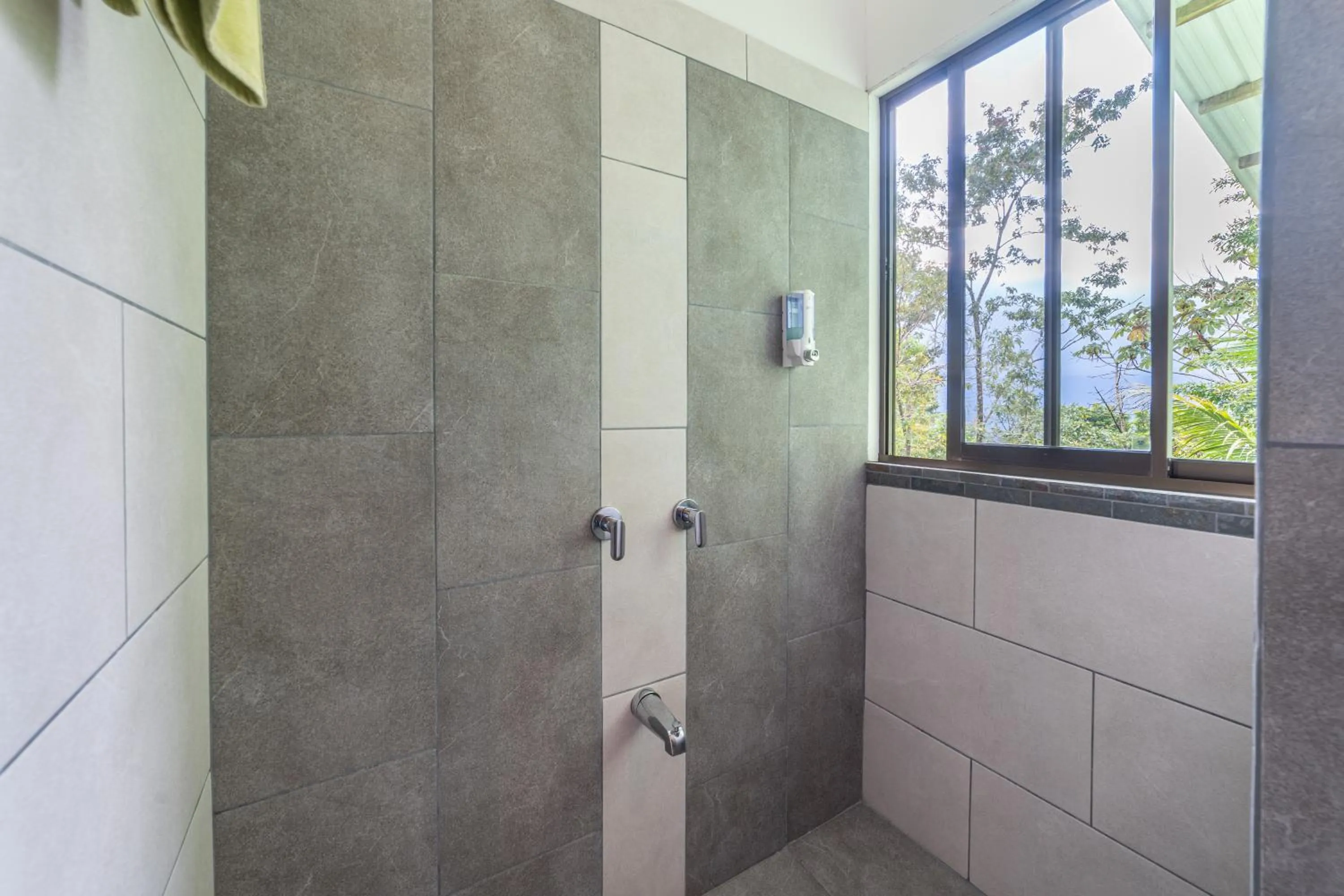 Shower in Aves de Tierras Altas