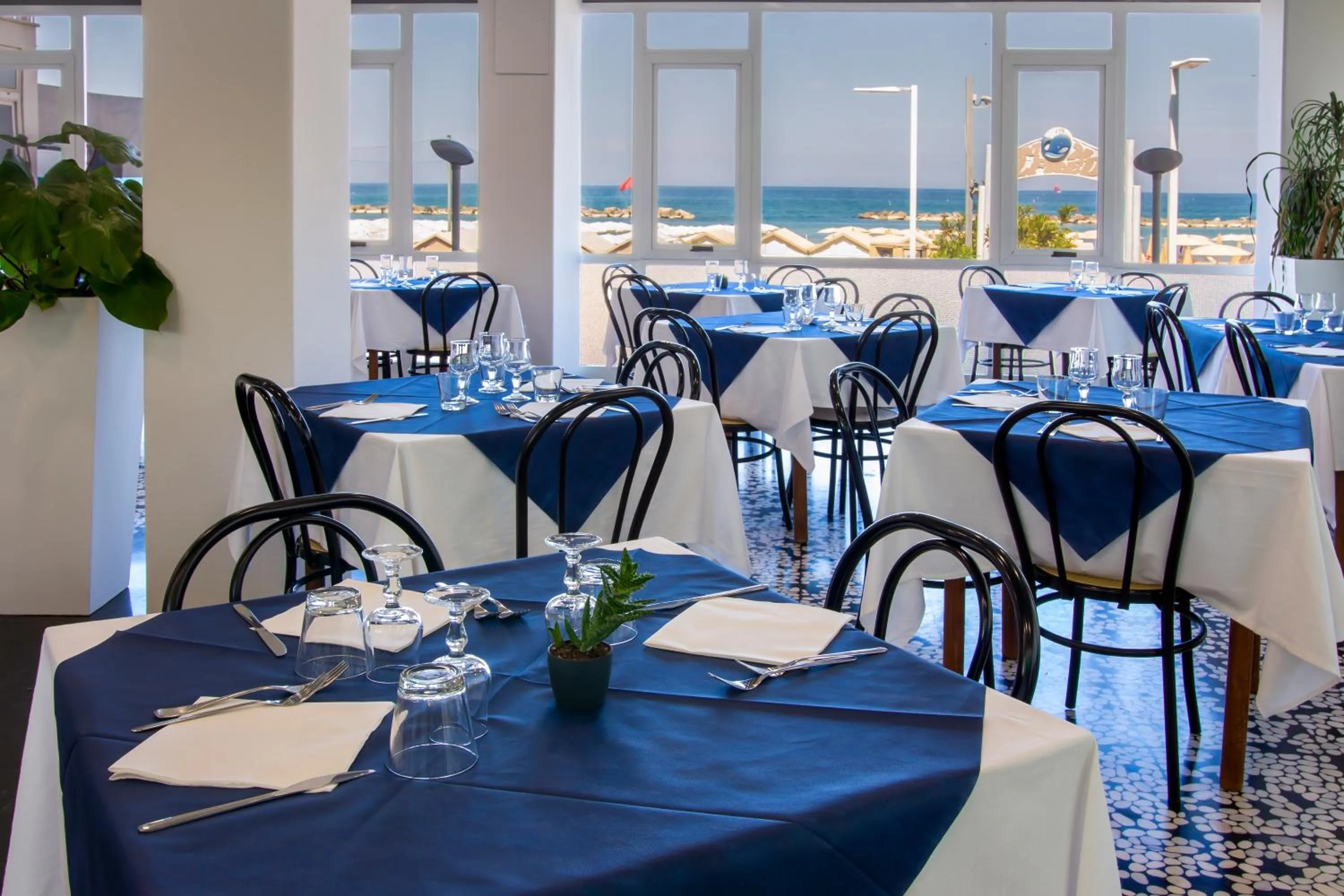 Restaurant/places to eat in Hotel President's