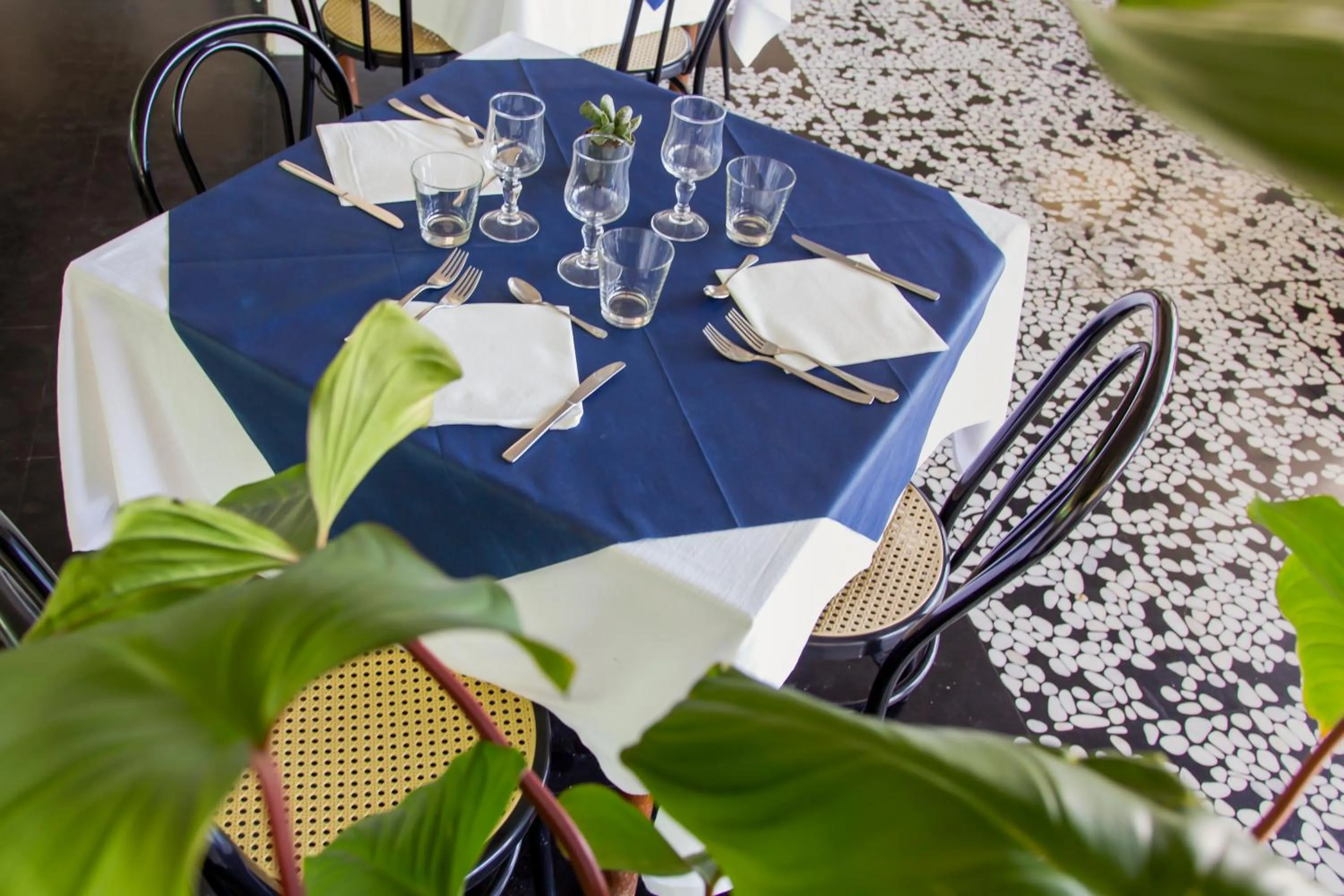 Restaurant/places to eat in Hotel President's