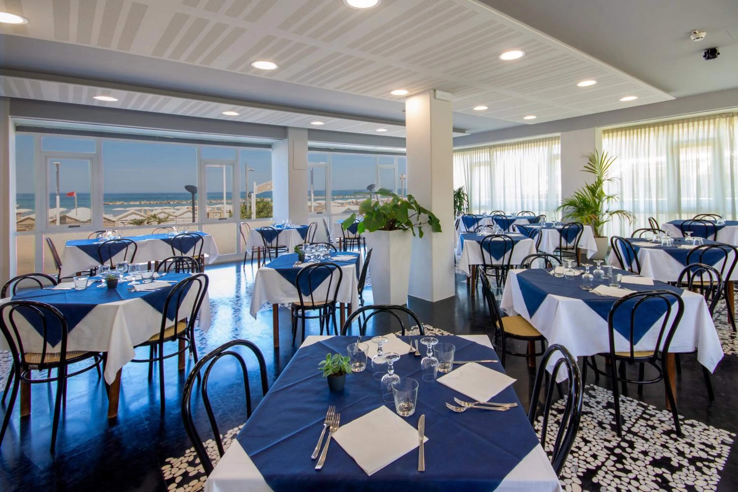 Restaurant/places to eat in Hotel President's