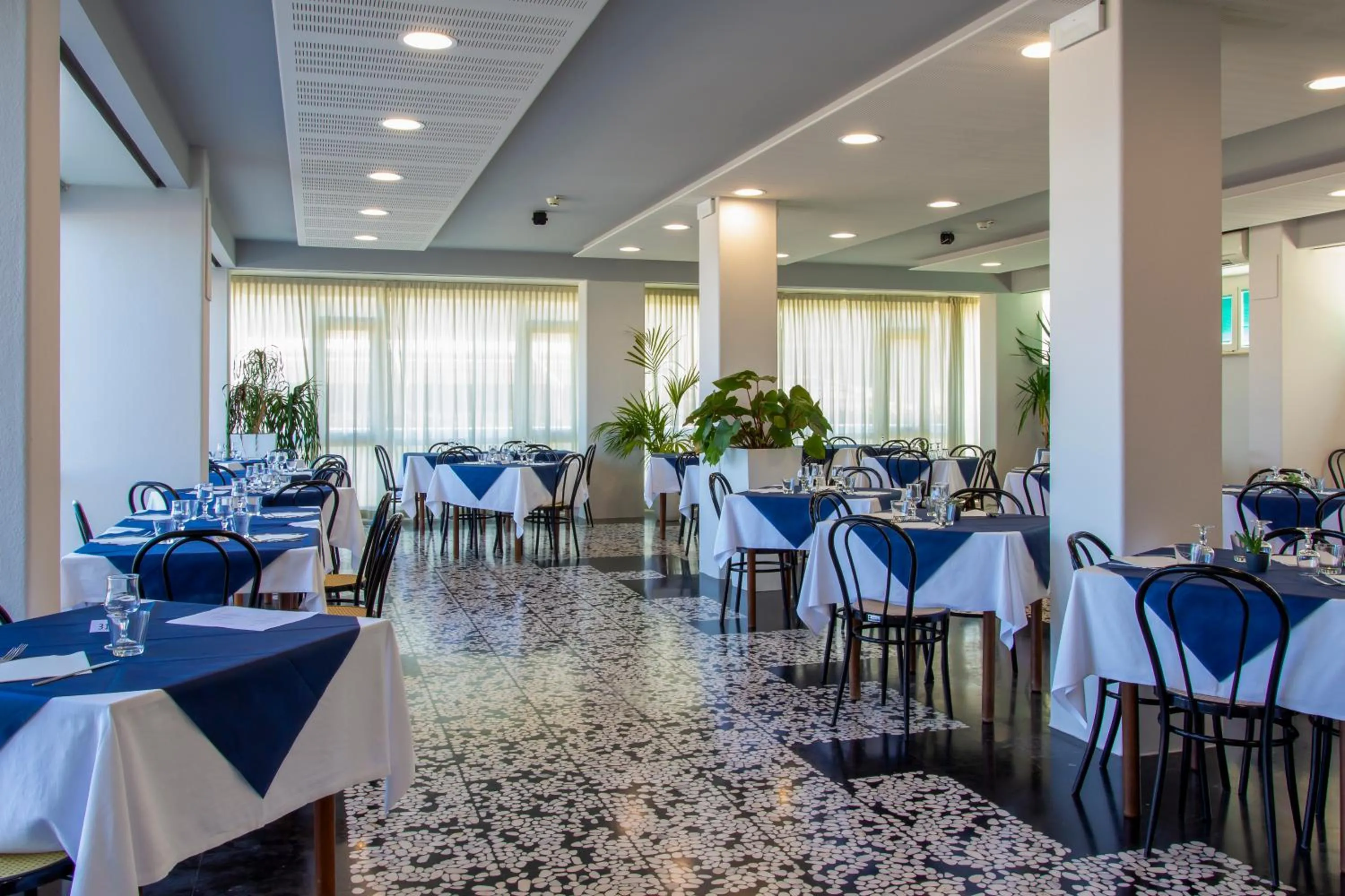 Restaurant/places to eat in Hotel President's