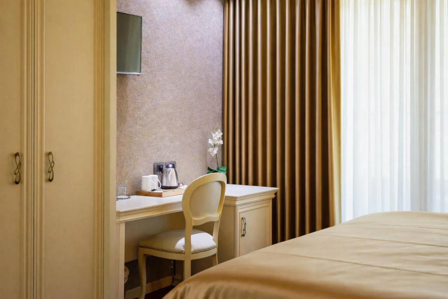 Bedroom, Bed in Grand Hotel & Spa Tirana