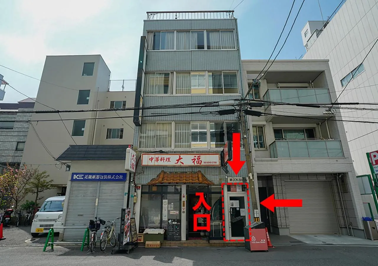 Facade/entrance in Yeah Room Namba