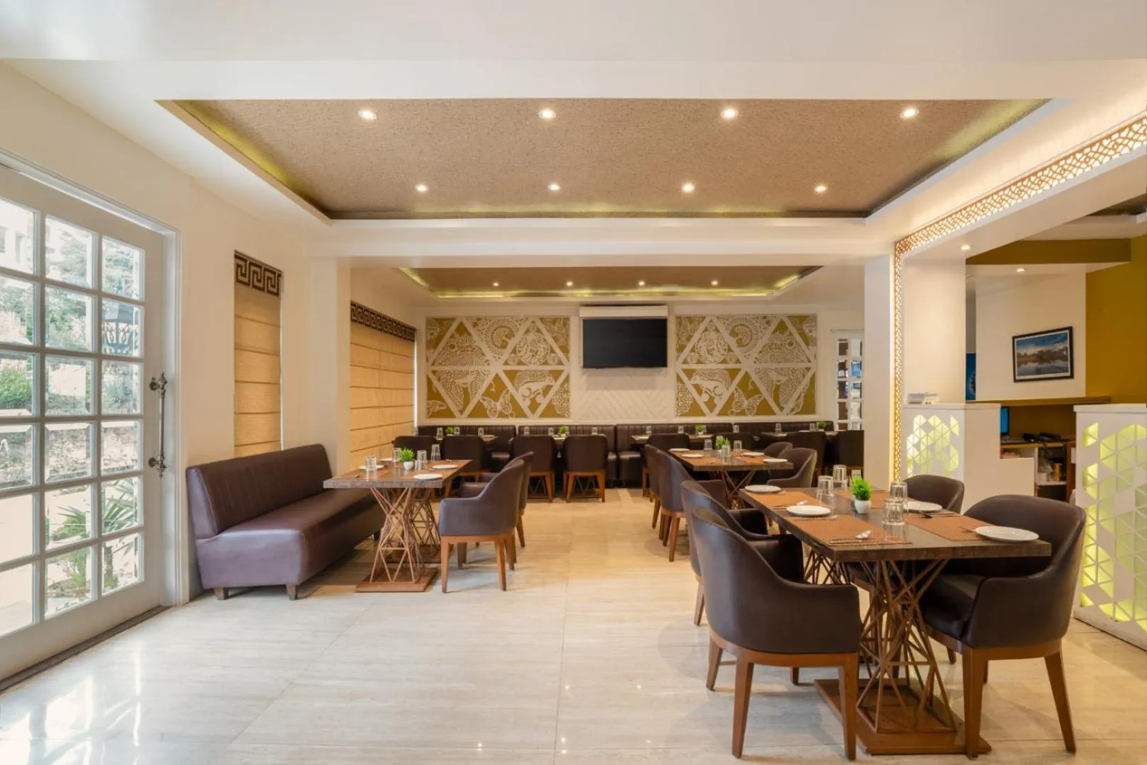 Restaurant/places to eat in Clarks Inn Bhowali, Nainital