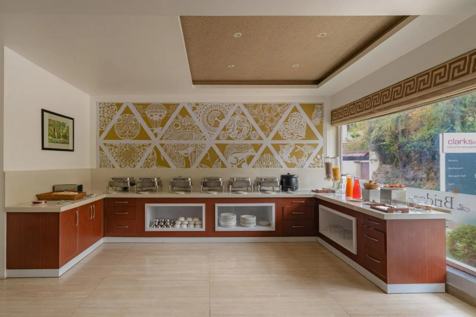 Restaurant/places to eat in Clarks Inn Bhowali, Nainital