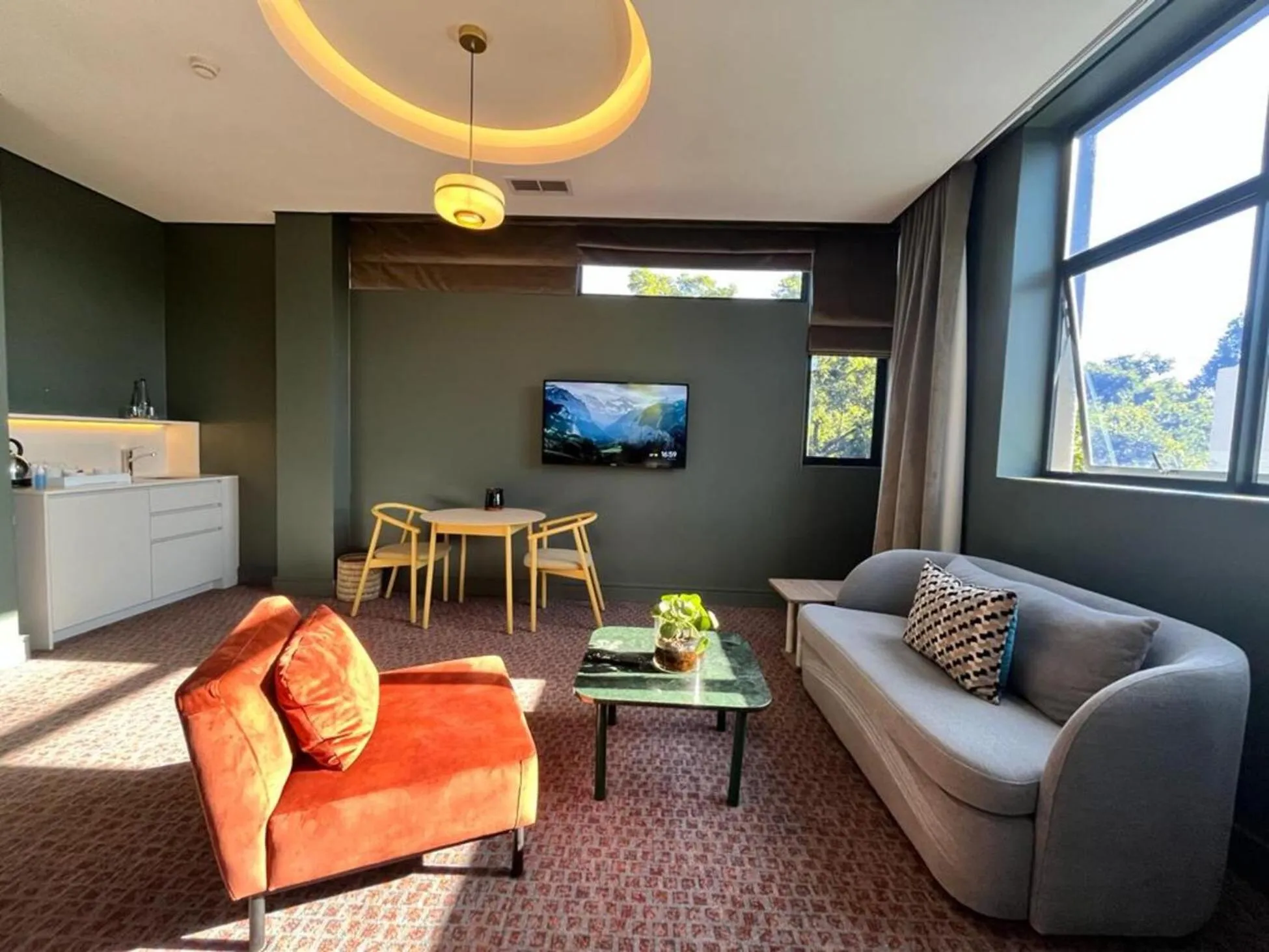 Communal lounge/ TV room in Home Suite Hotels Rosebank