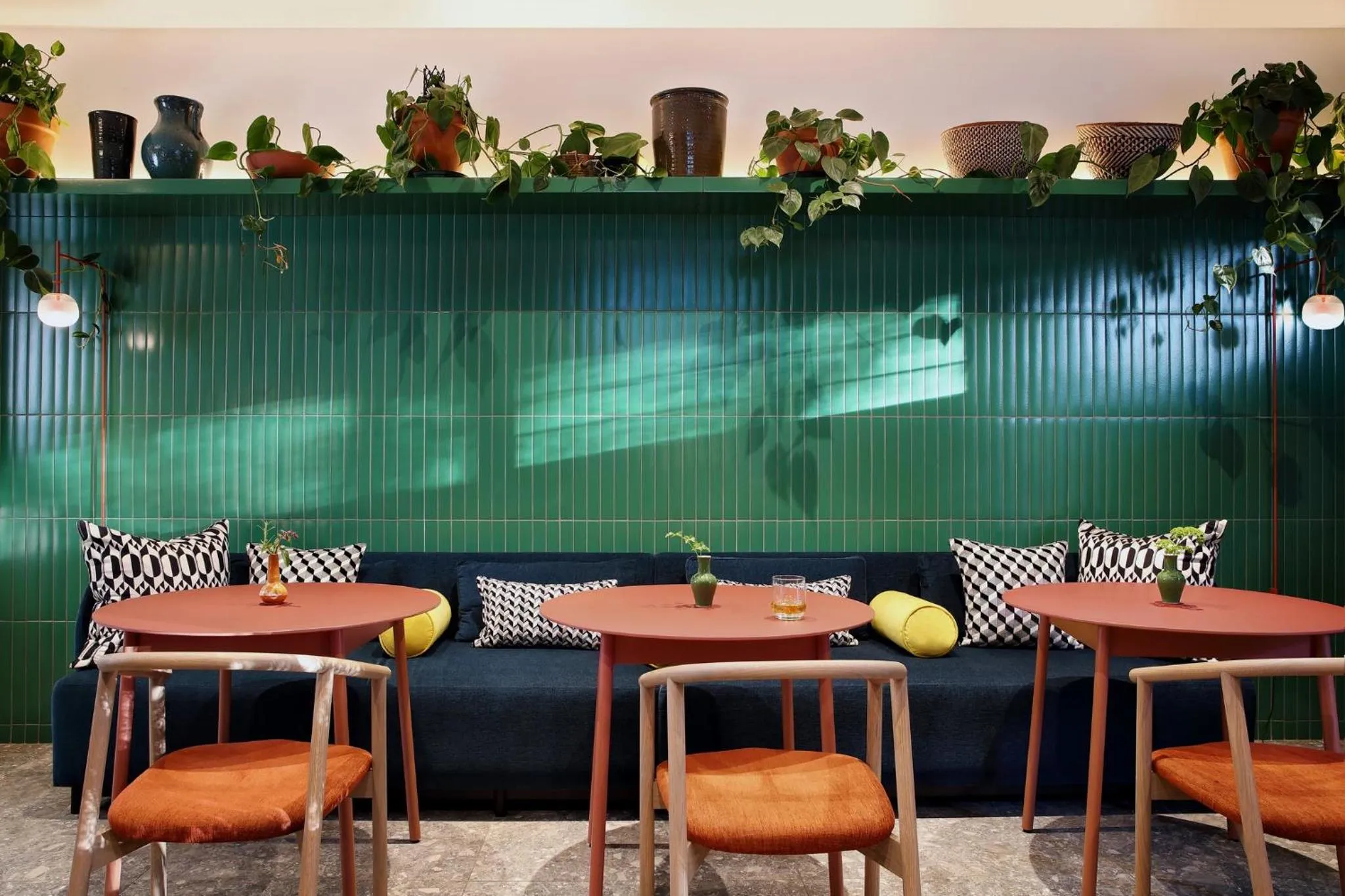 Restaurant/places to eat in Home Suite Hotels Rosebank