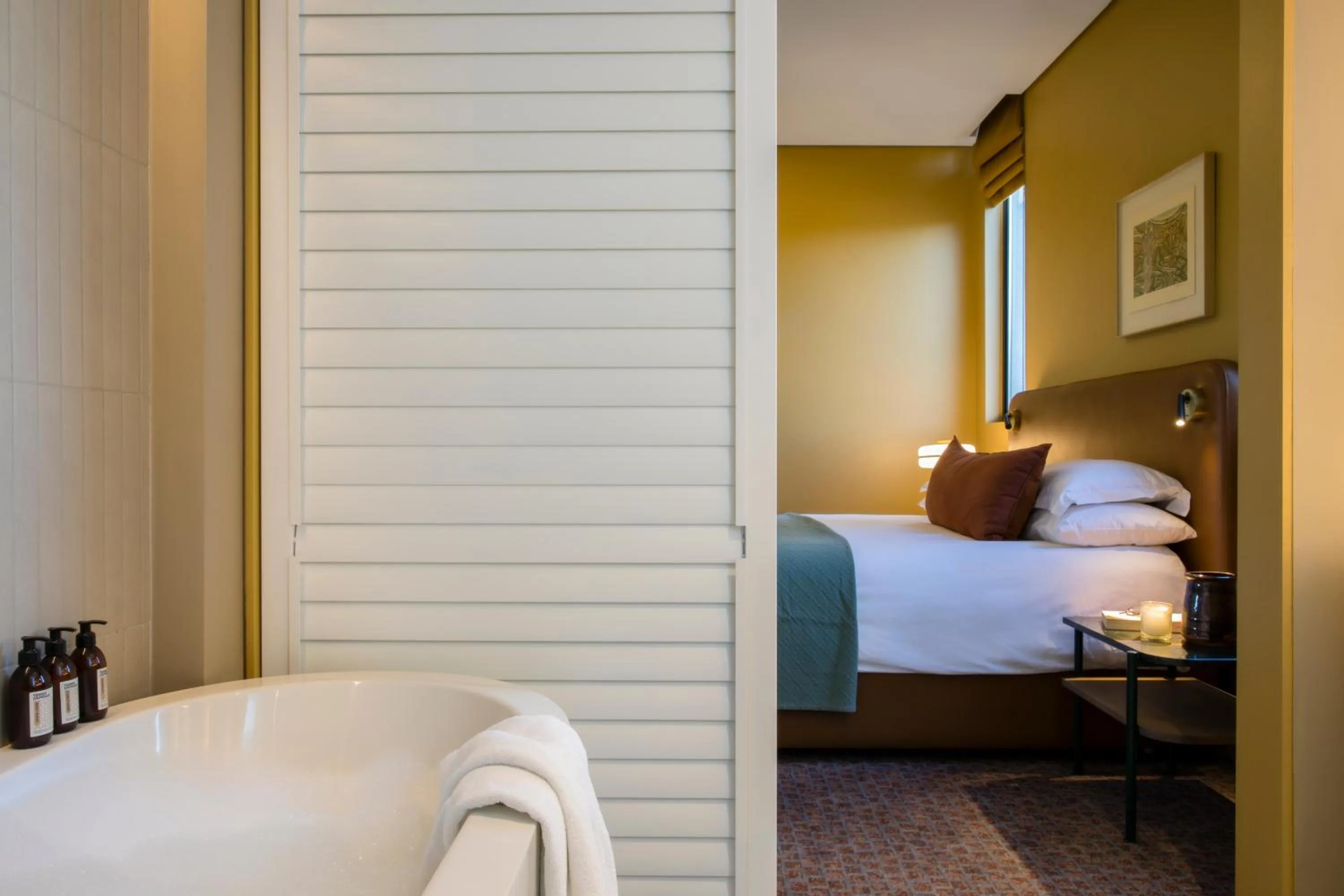 Bathroom, Bed in Home Suite Hotels Rosebank