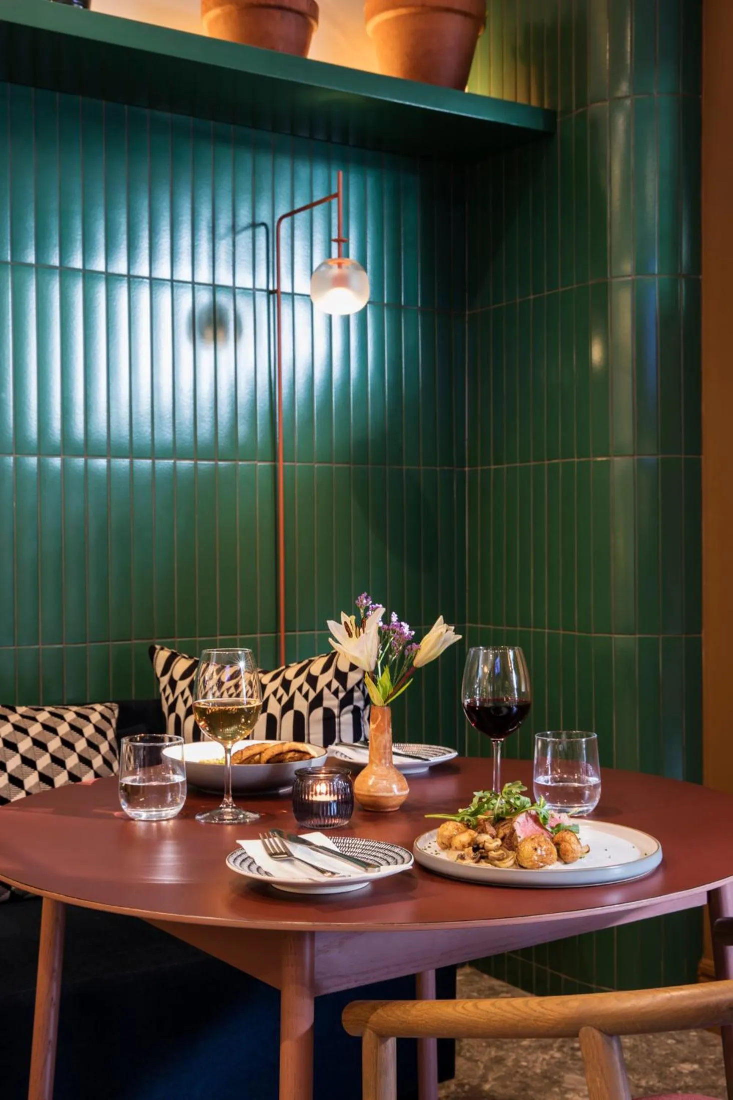 Restaurant/places to eat in Home Suite Hotels Rosebank