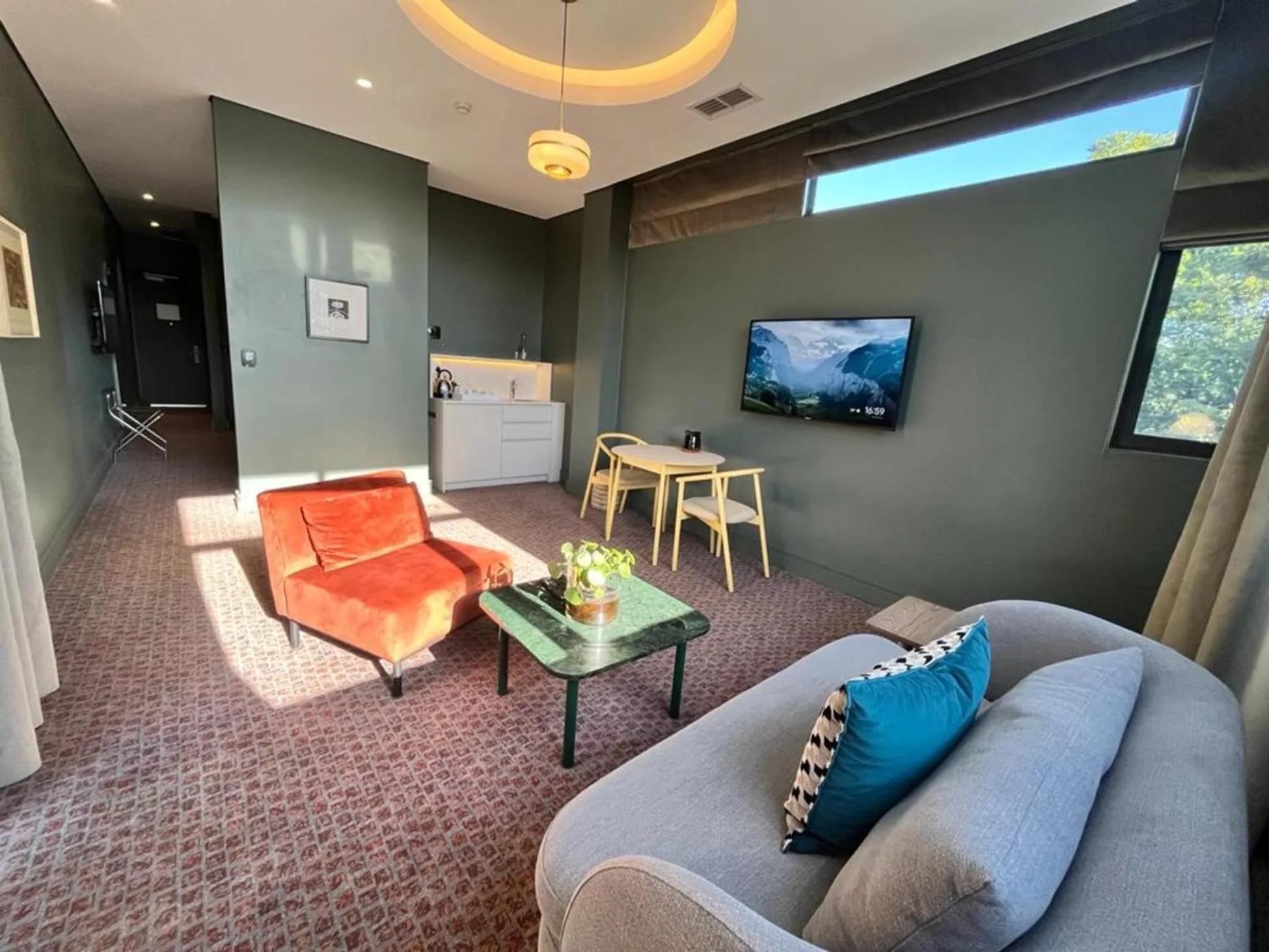 TV and multimedia in Home Suite Hotels Rosebank