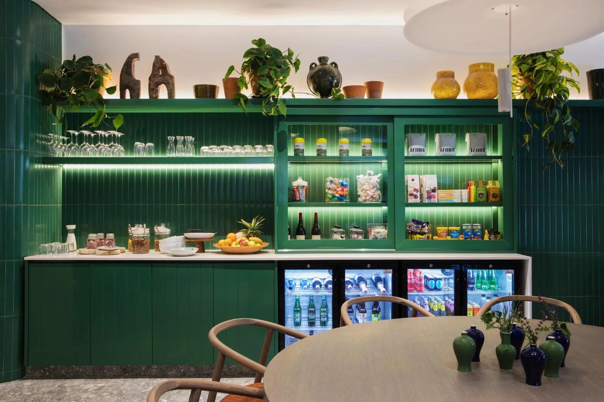 Restaurant/places to eat in Home Suite Hotels Rosebank