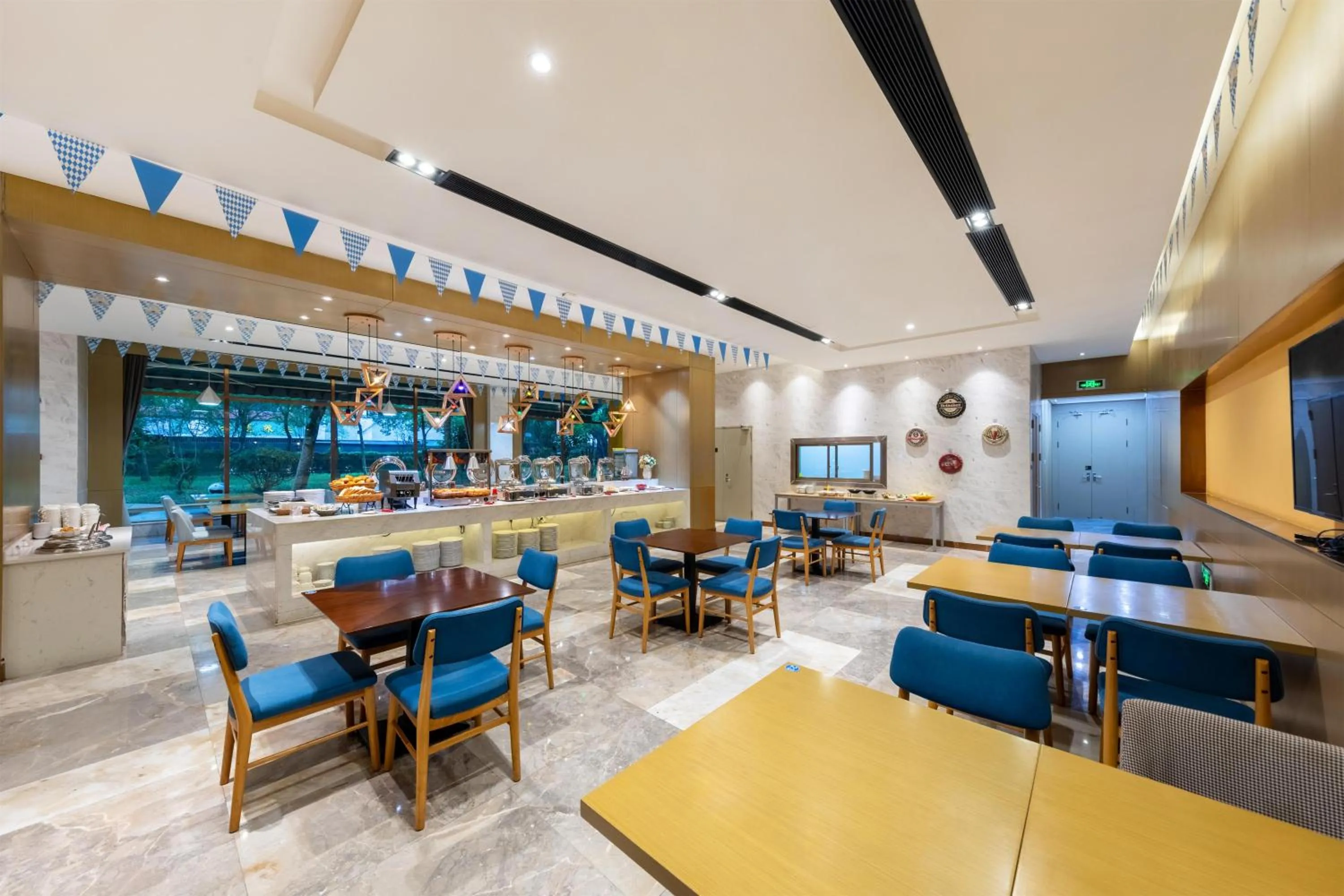 Restaurant/places to eat in Guangzhou Baiyun Airport Rejoice by Argyle Hotel Rehe Metro Exit B --Free shuttle bus is provided during the 138th Canton Fair