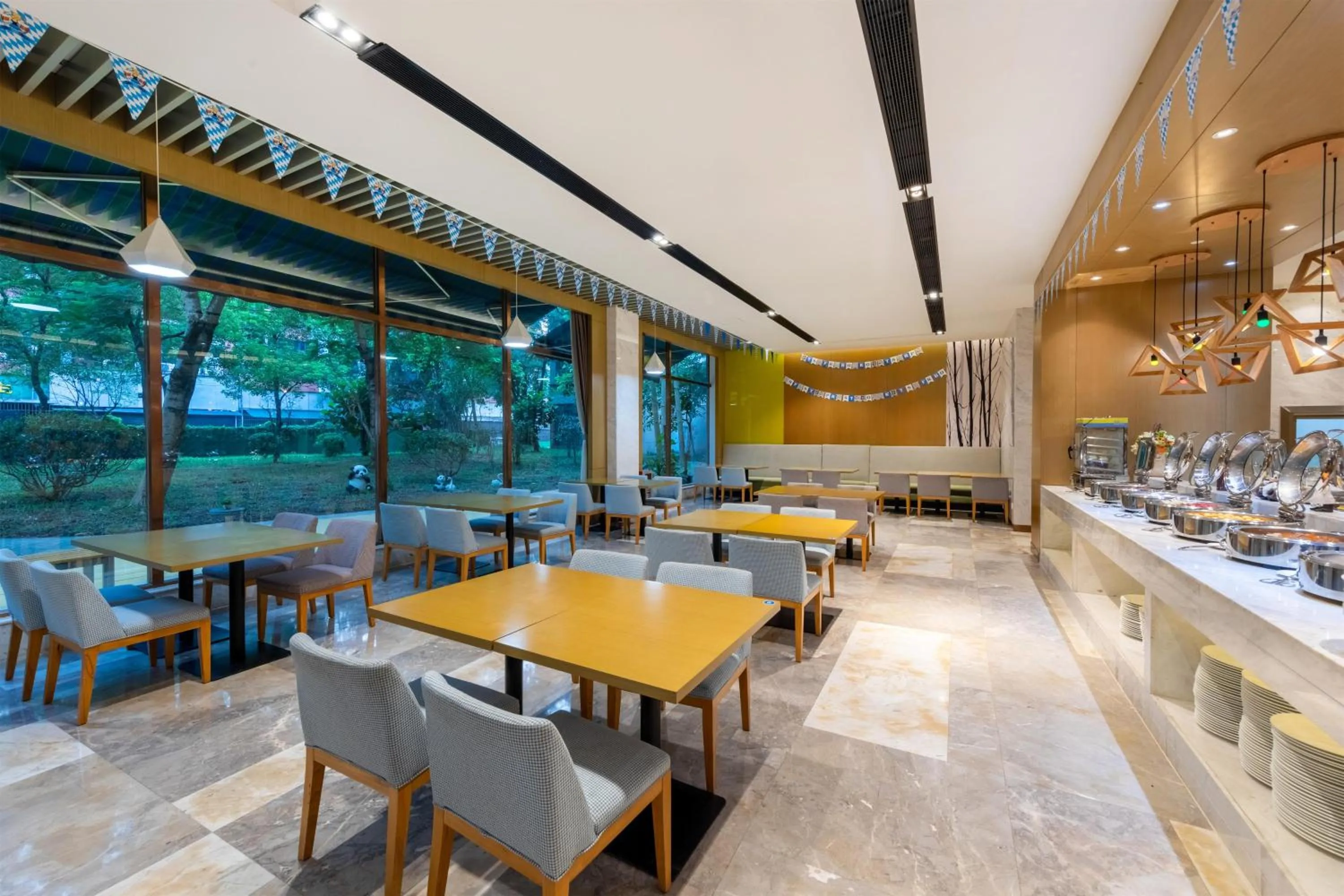 Restaurant/places to eat in Guangzhou Baiyun Airport Rejoice by Argyle Hotel Rehe Metro Exit B --Free shuttle bus is provided during the 138th Canton Fair