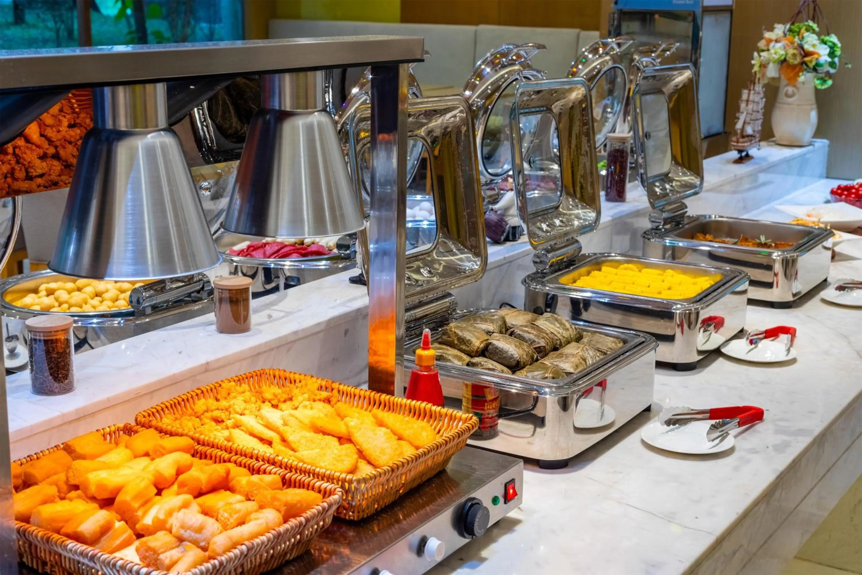 Restaurant/places to eat in Guangzhou Baiyun Airport Rejoice by Argyle Hotel Rehe Metro Exit B --Free shuttle bus is provided during the 138th Canton Fair