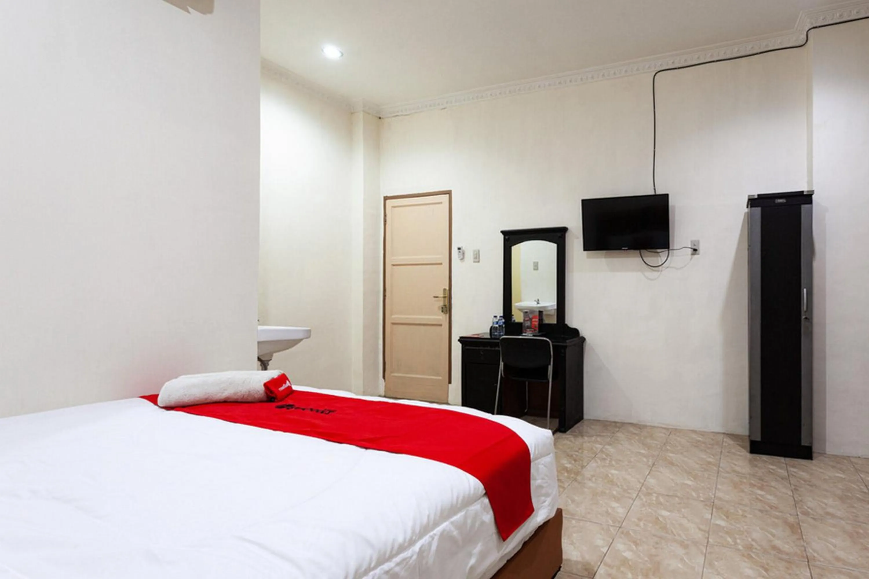 Bed in RedDoorz near Yuki Simpang Raya Mall Medan 2