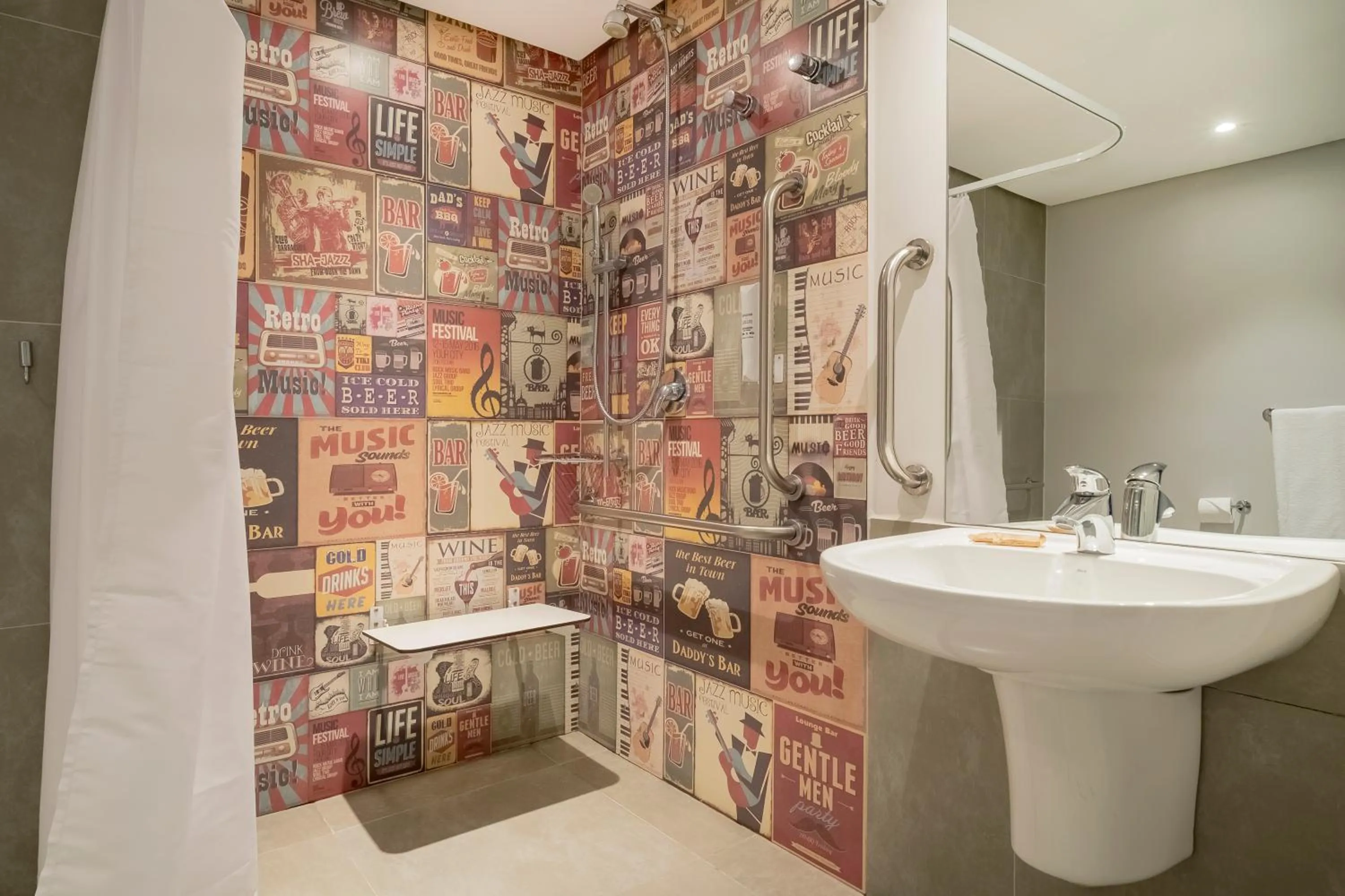 Bathroom in ibis Styles Sorocaba Santa Rosalia