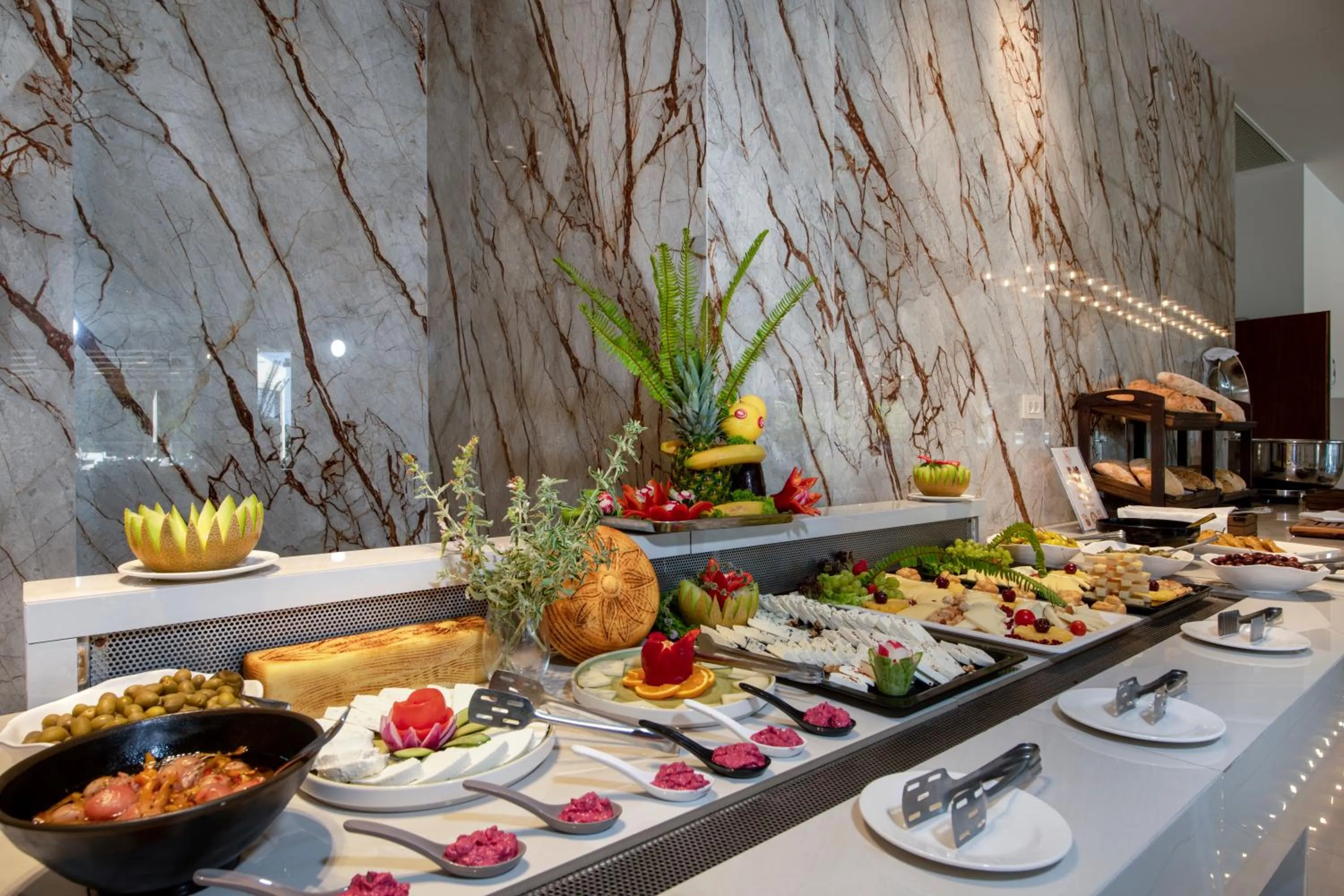 Food and drinks in Vantaris Luxury Beach Resort