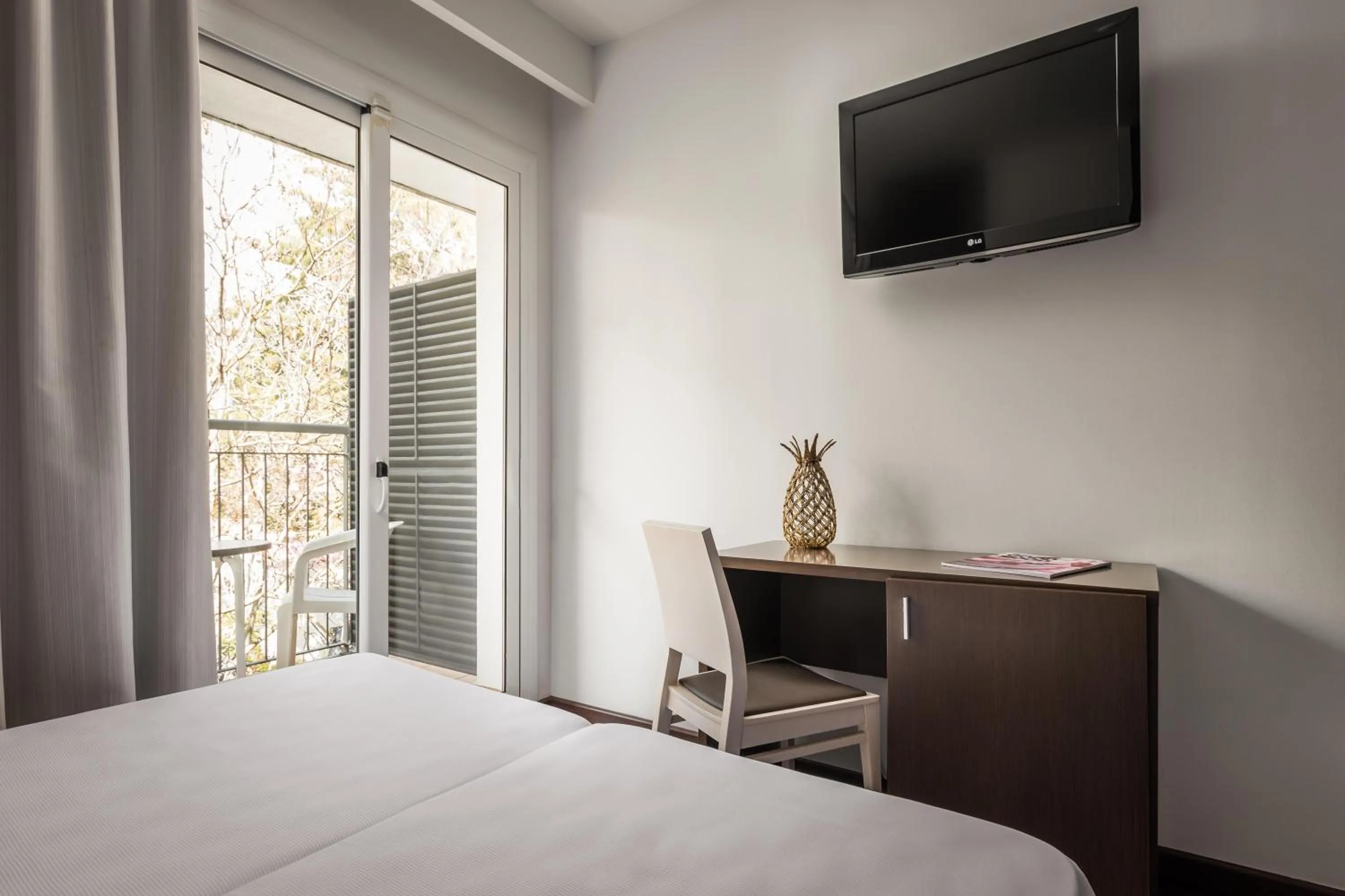 Photo of the whole room, Bed in ALEGRIA Mariner Adults Only