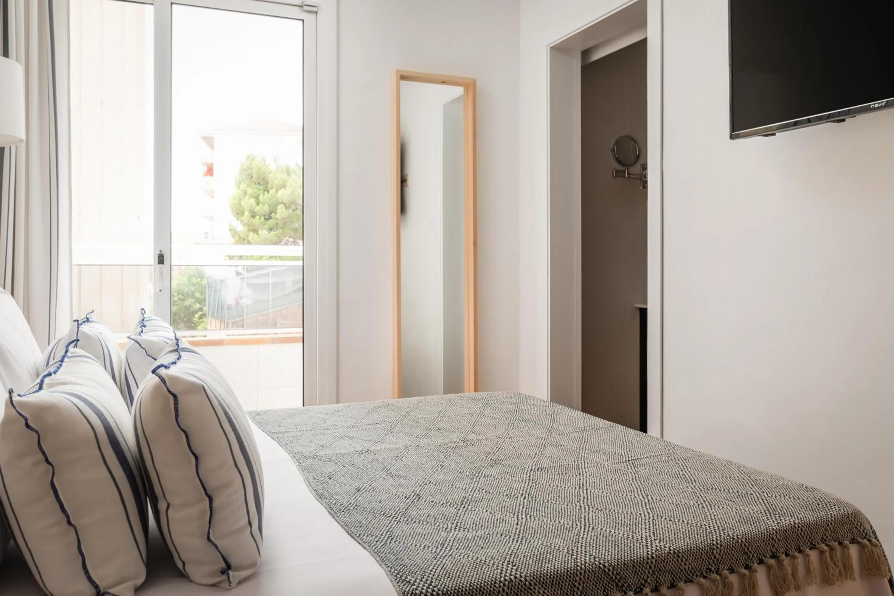 Photo of the whole room, Bed in ALEGRIA Mariner Adults Only