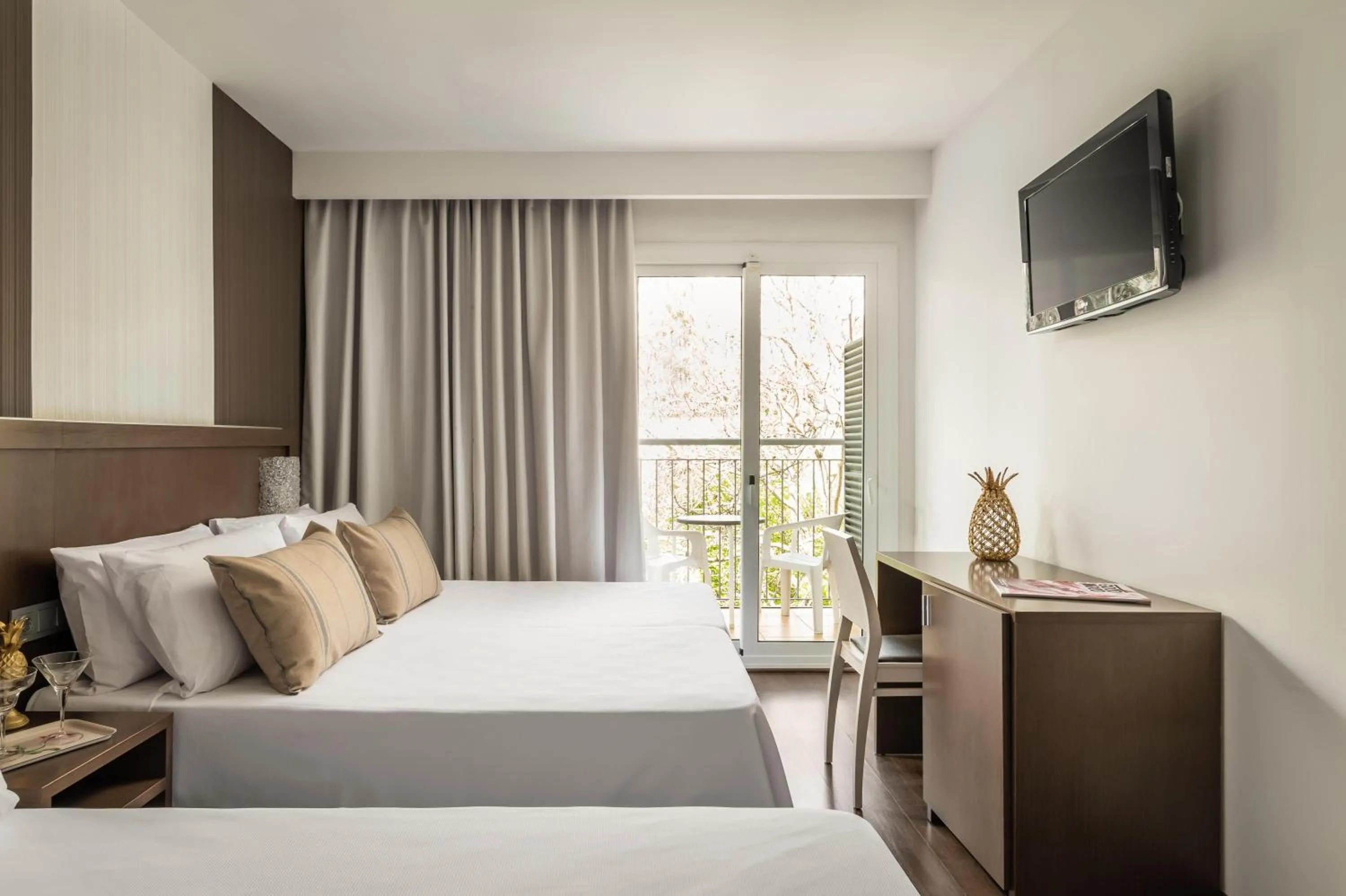 Photo of the whole room, Bed in ALEGRIA Mariner Adults Only