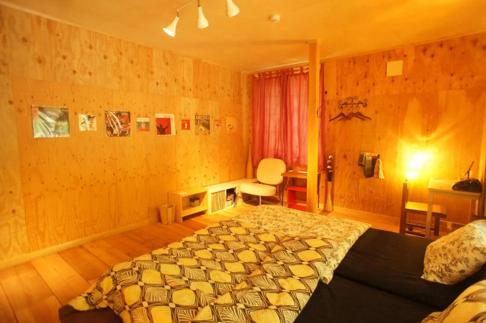 Photo of the whole room, Bed in Saku Cafe