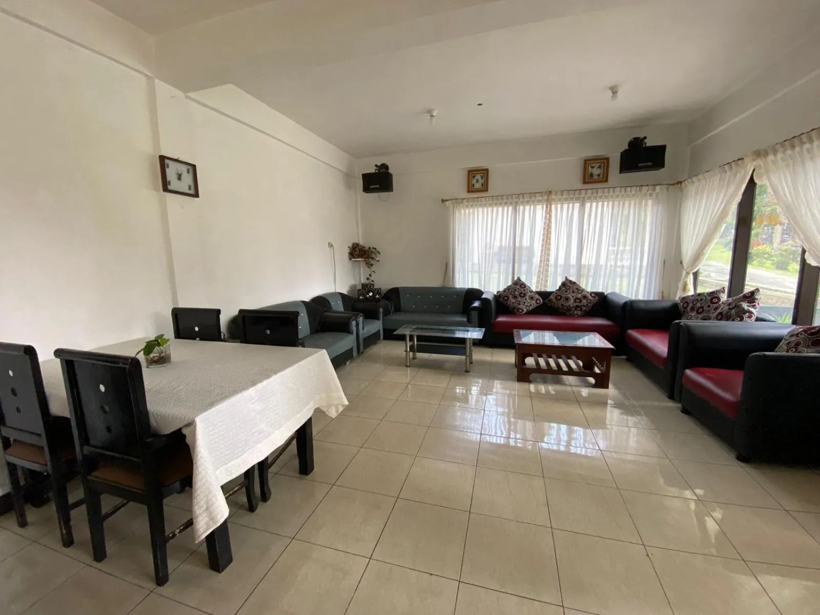 Dining area in Sibayak Multinational Rest House