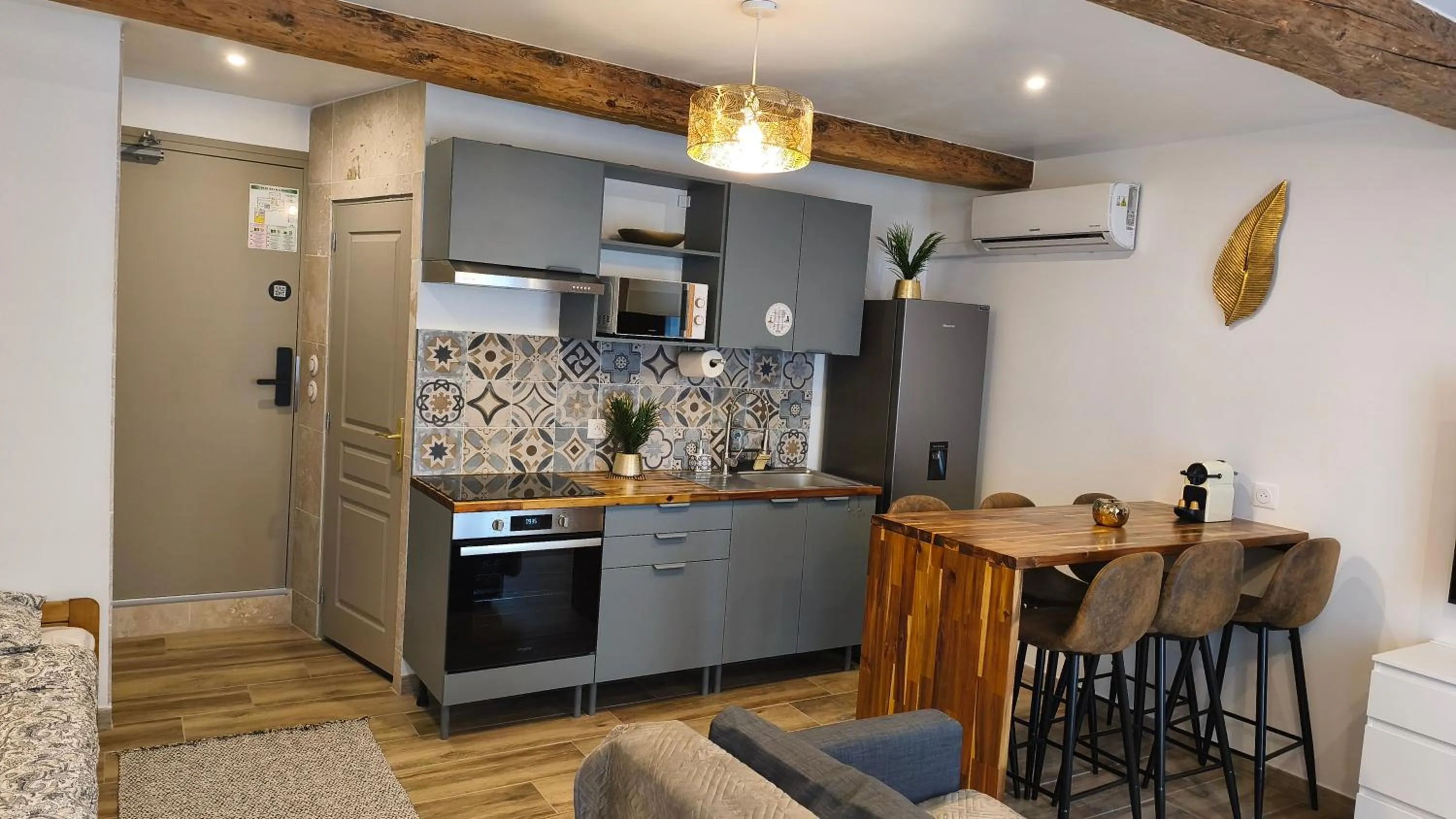 Kitchen or kitchenette in Mauguio Center Hôtel