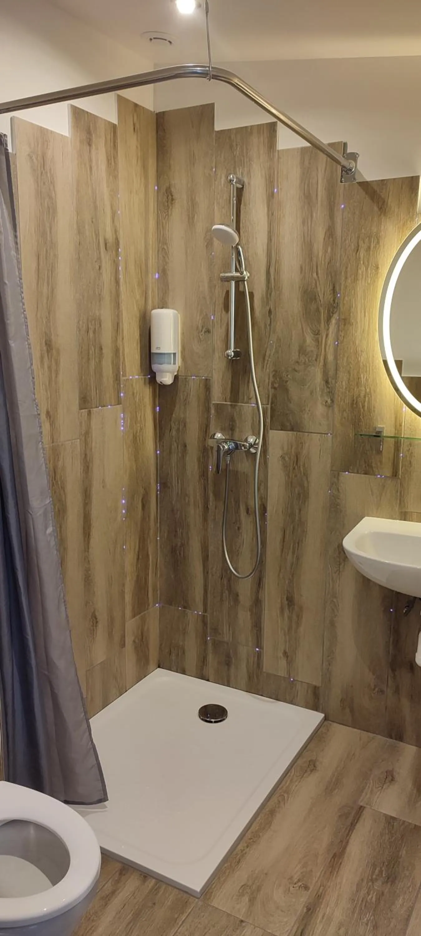 Shower in Mauguio Center Hôtel