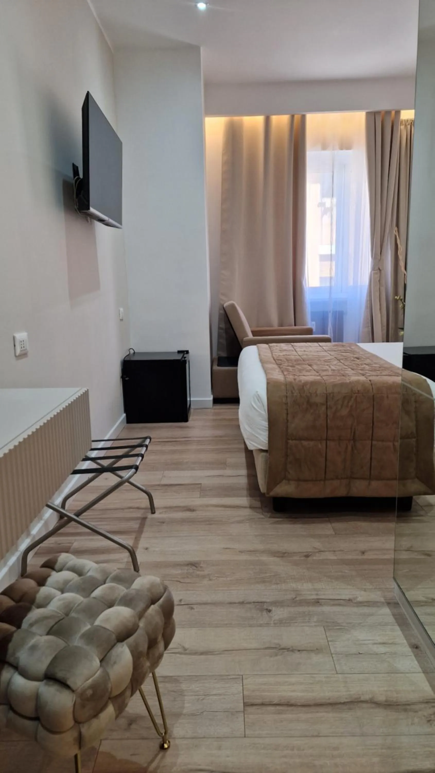 Photo of the whole room, Bed in Livingvaticano