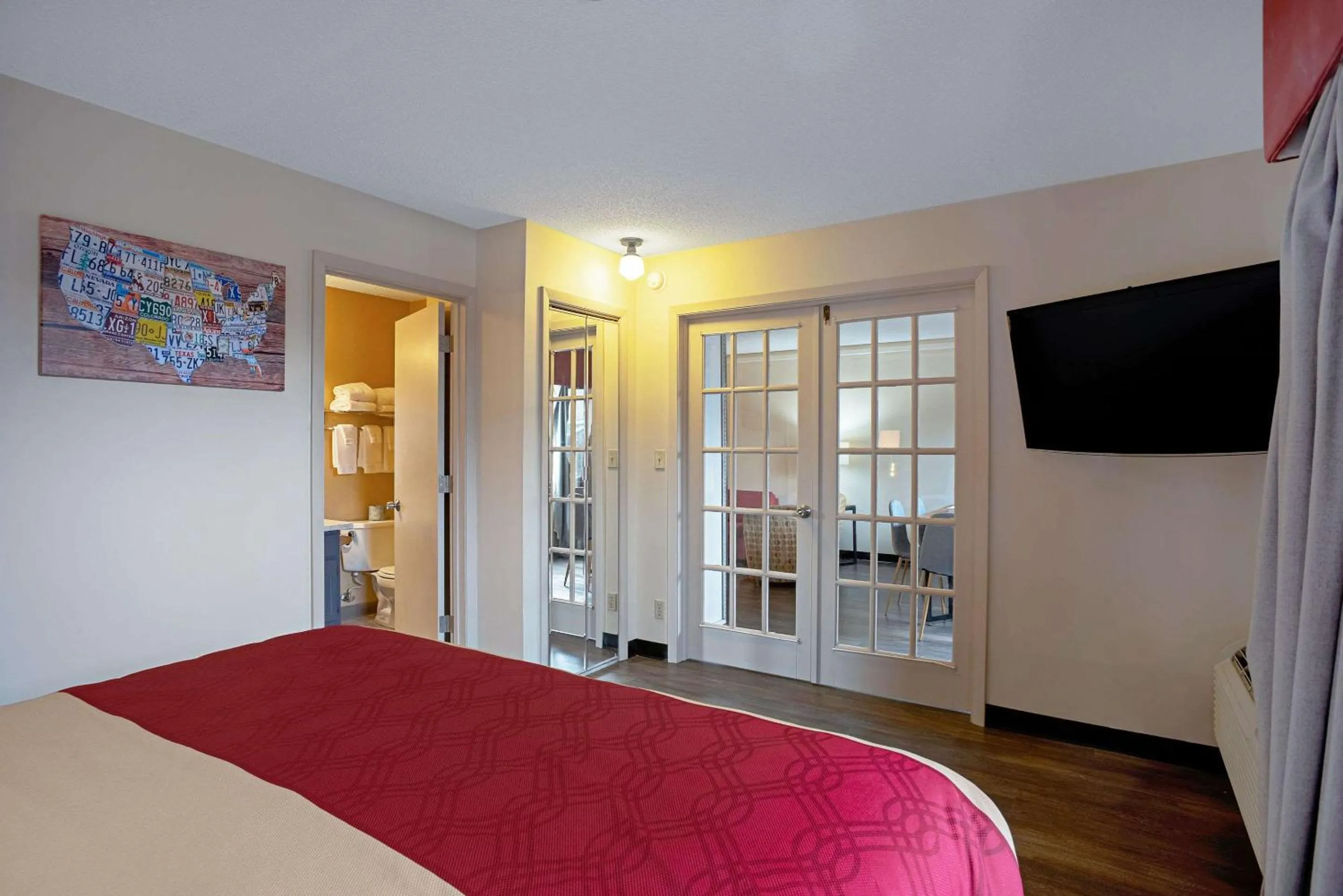 Photo of the whole room, Bed in Quality Inn Frontier at US Hwy 30