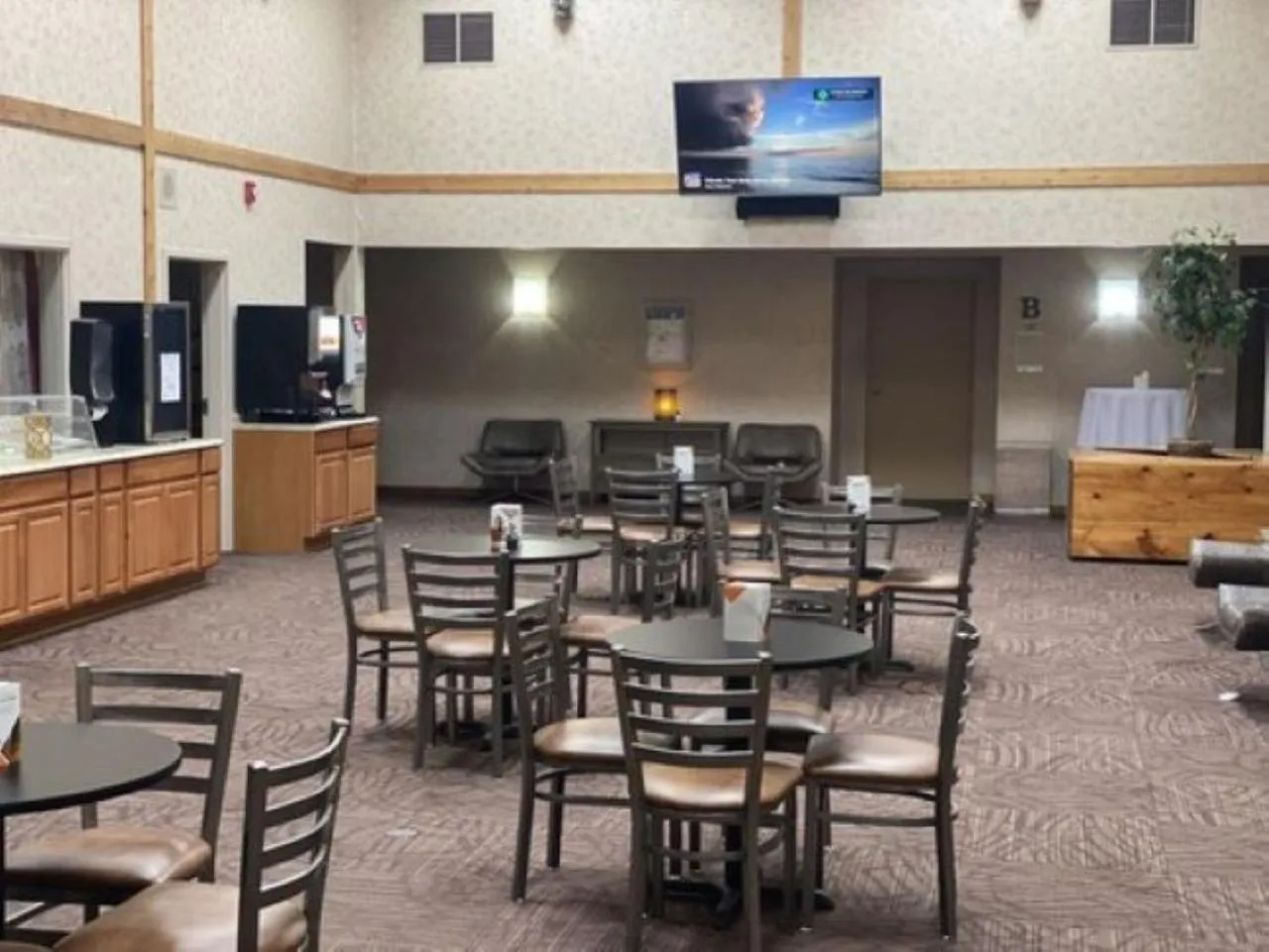 Communal lounge/ TV room in Quality Inn Frontier at US Hwy 30