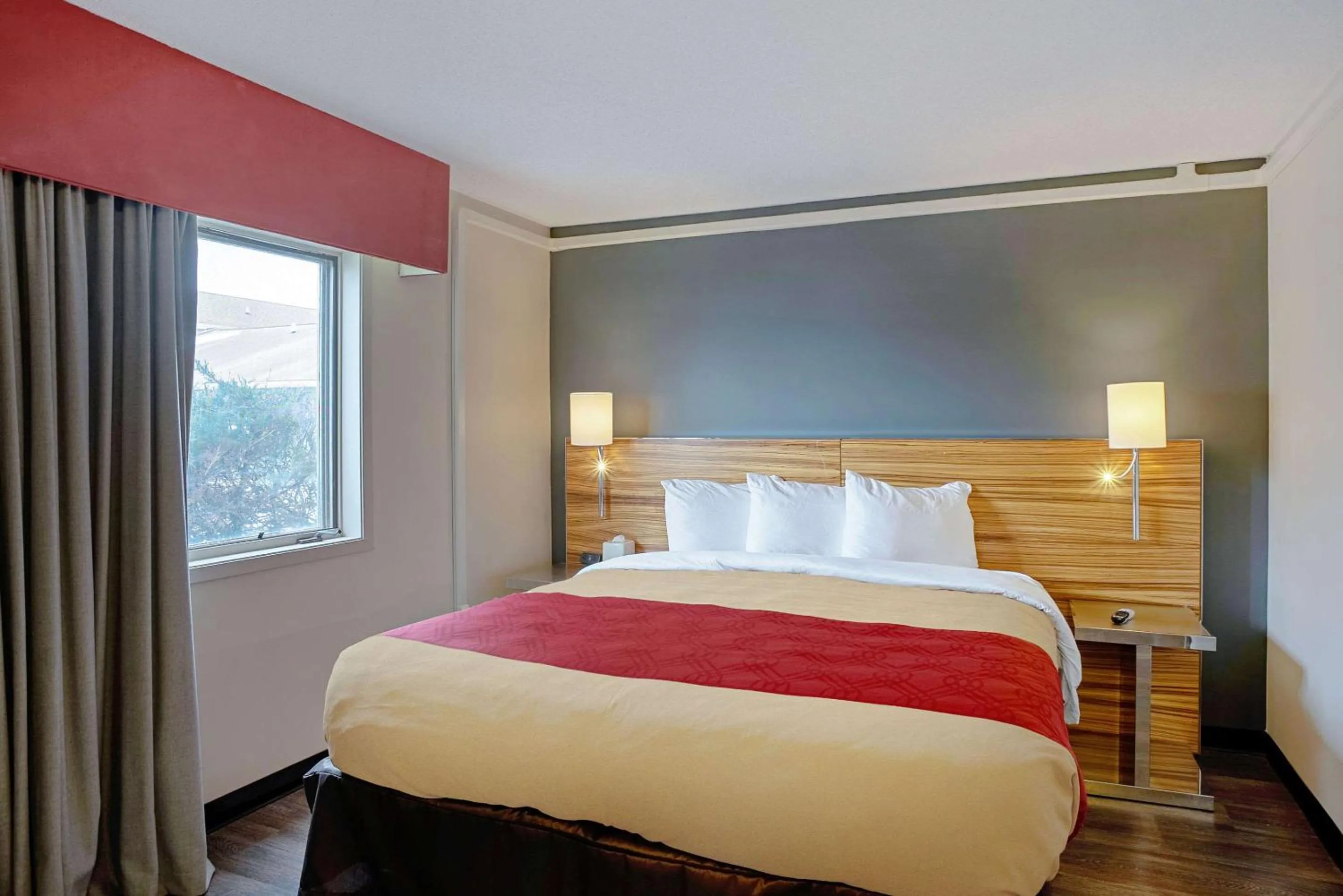 Photo of the whole room, Bed in Quality Inn Frontier at US Hwy 30