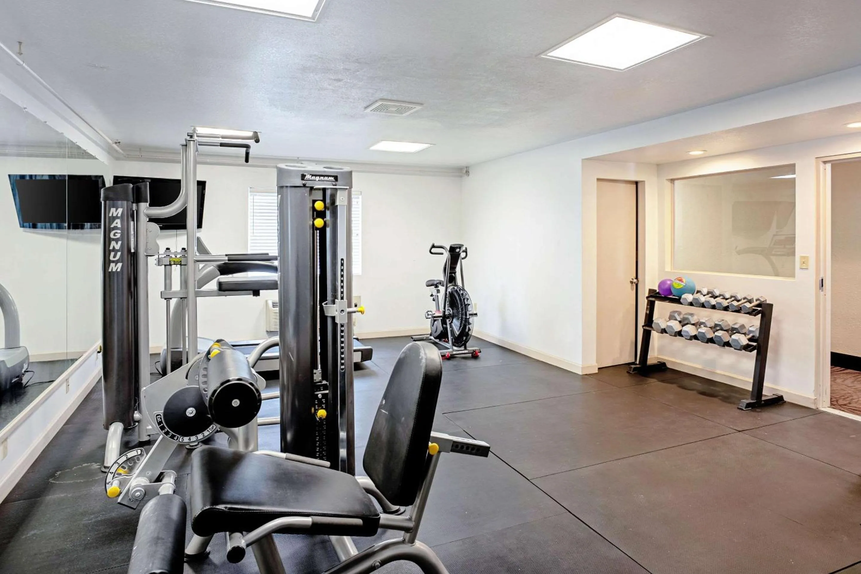 Fitness centre/facilities in Quality Inn Frontier at US Hwy 30