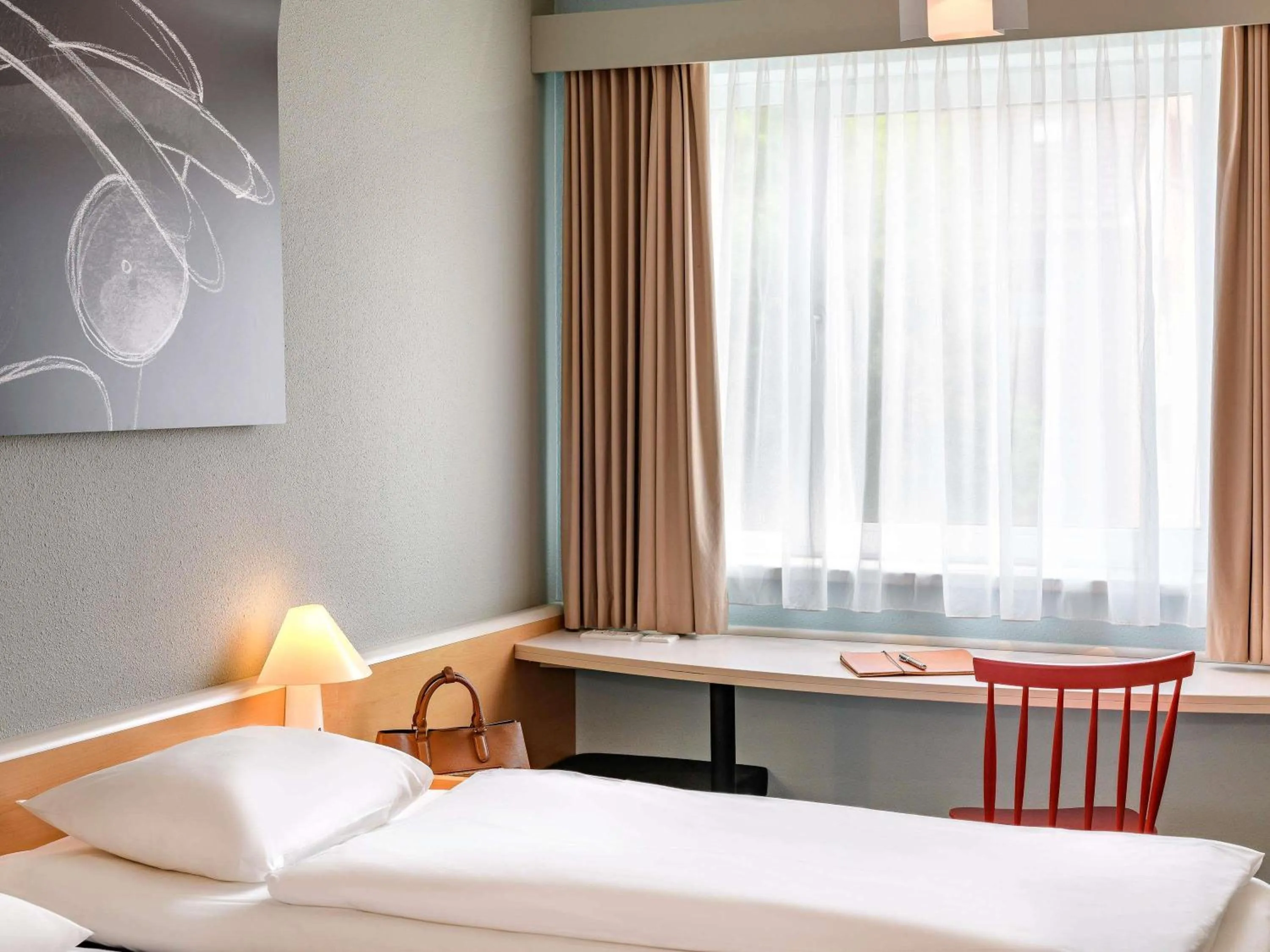 Bedroom, Bed in ibis Hamburg Alsterring