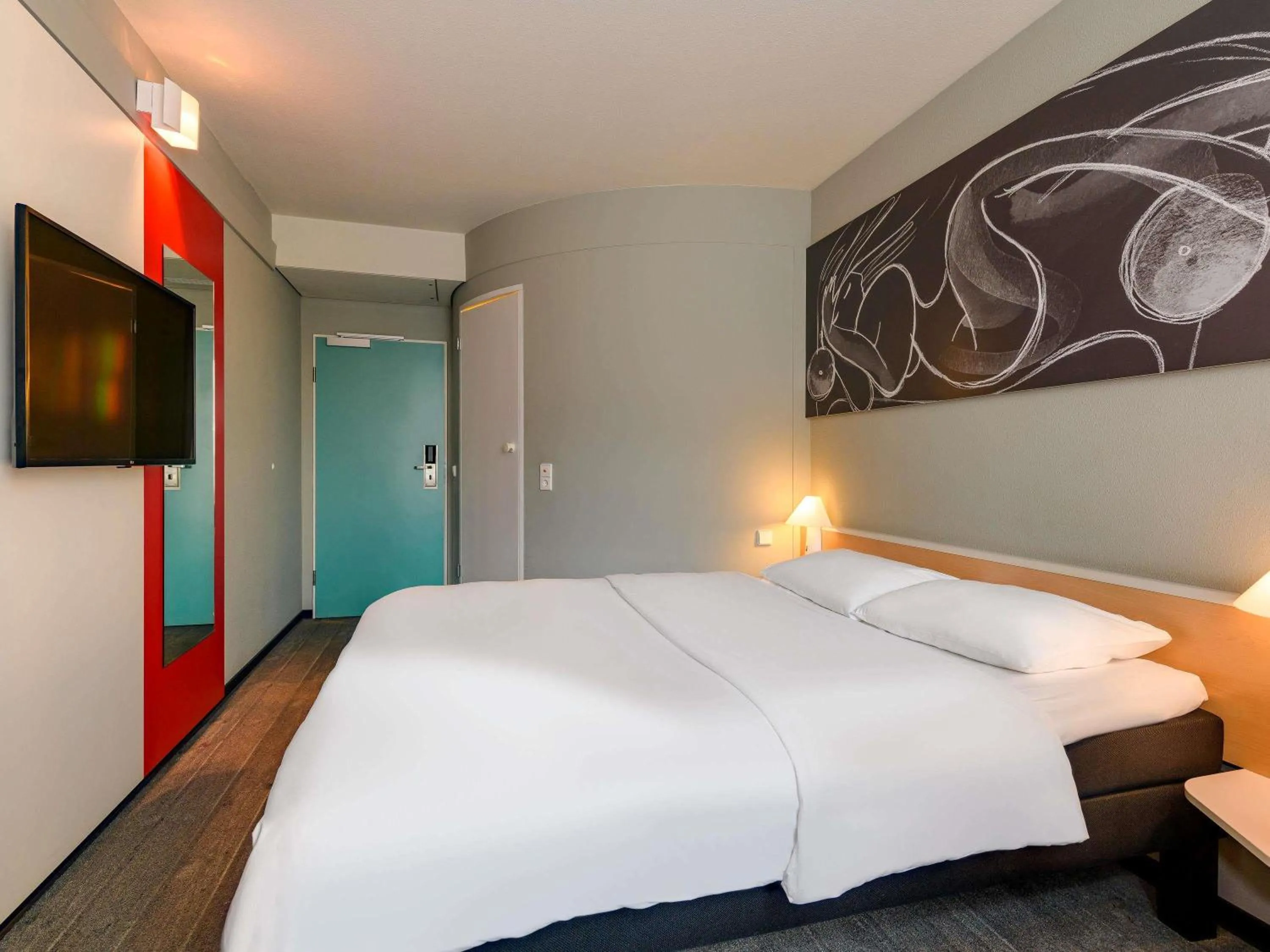 Property building, Bed in ibis Hamburg Alsterring