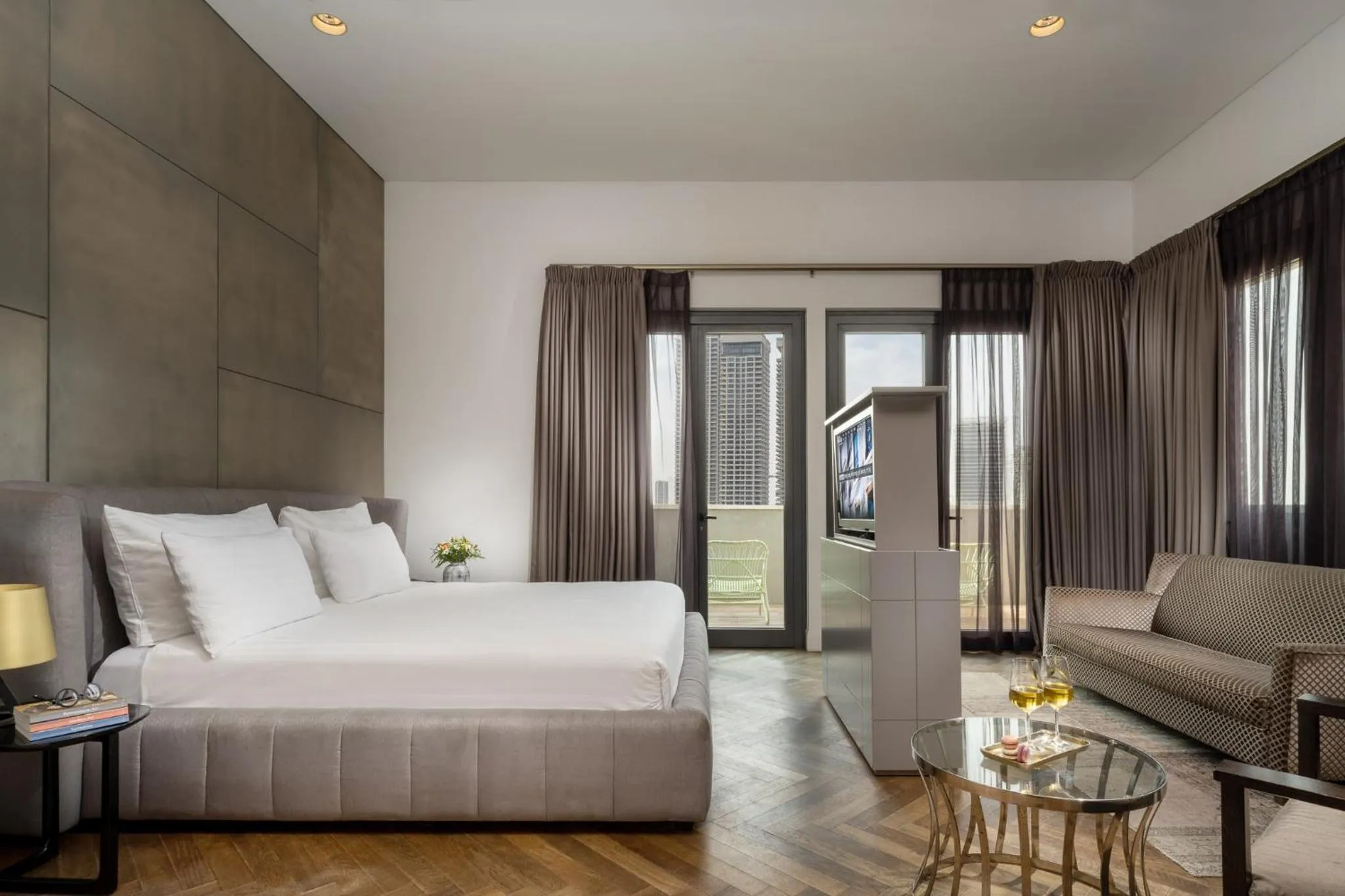 TV and multimedia, Bed in Hotel Indigo Tel Aviv - Diamond District by IHG