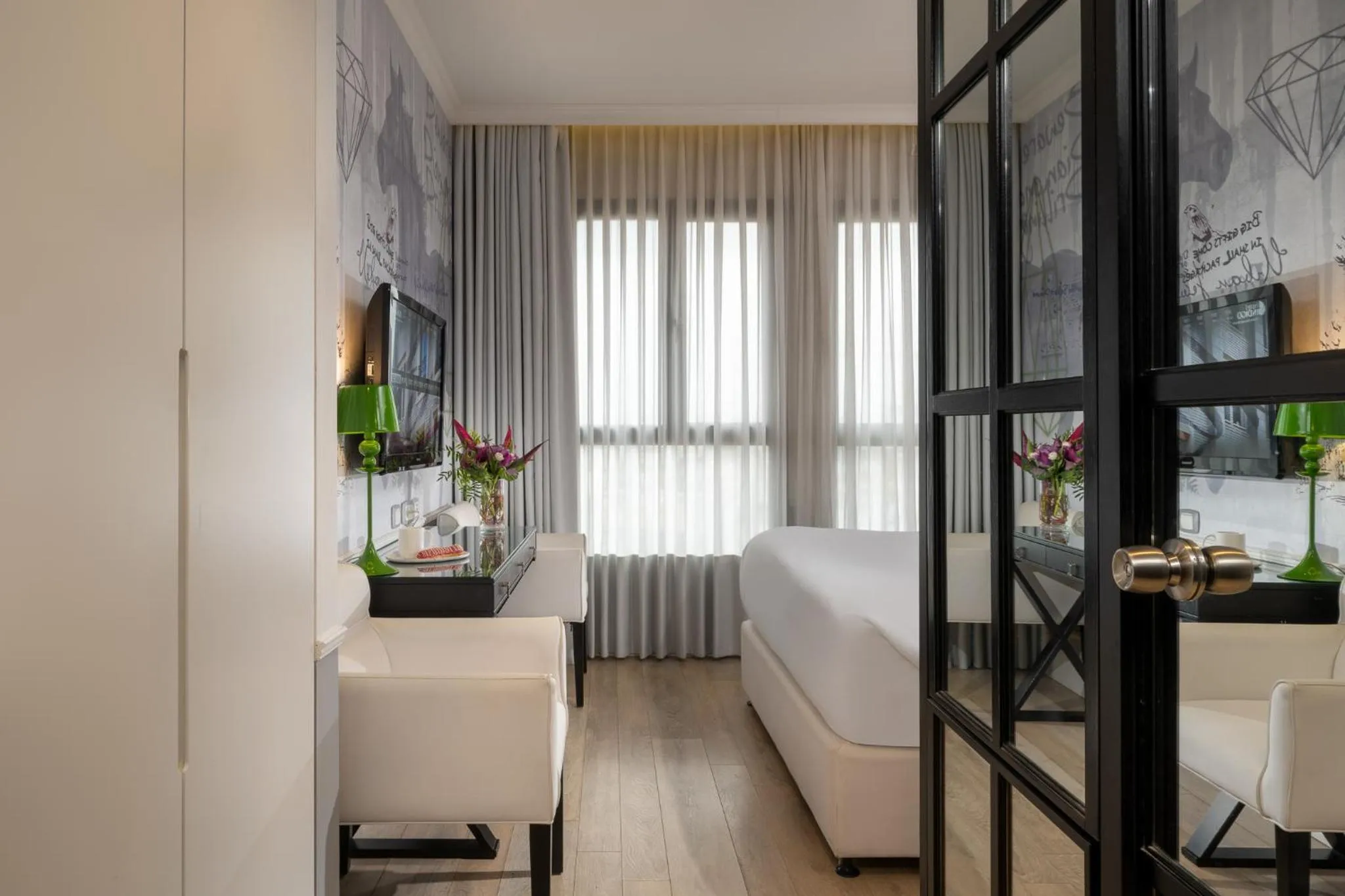 Seating area, Bed in Hotel Indigo Tel Aviv - Diamond District by IHG