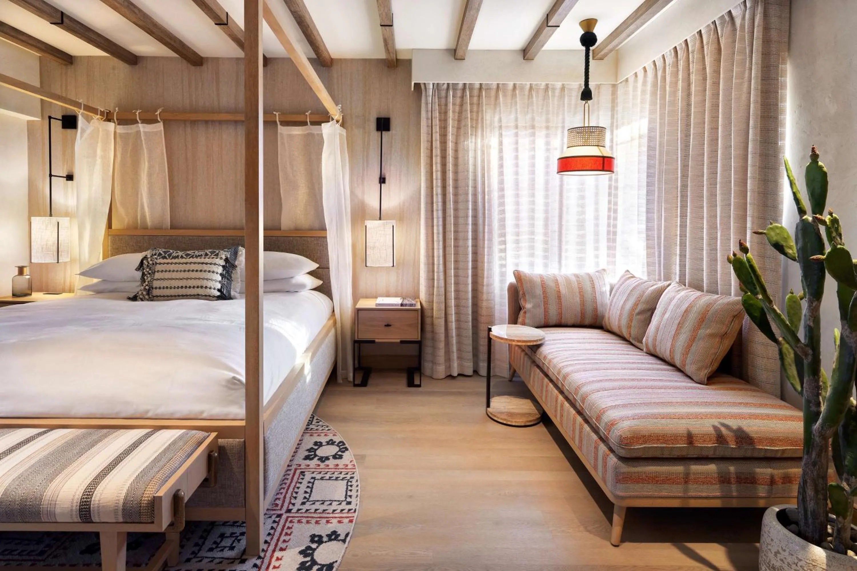 Living room, Bed in Arizona Biltmore, LXR Hotels & Resorts