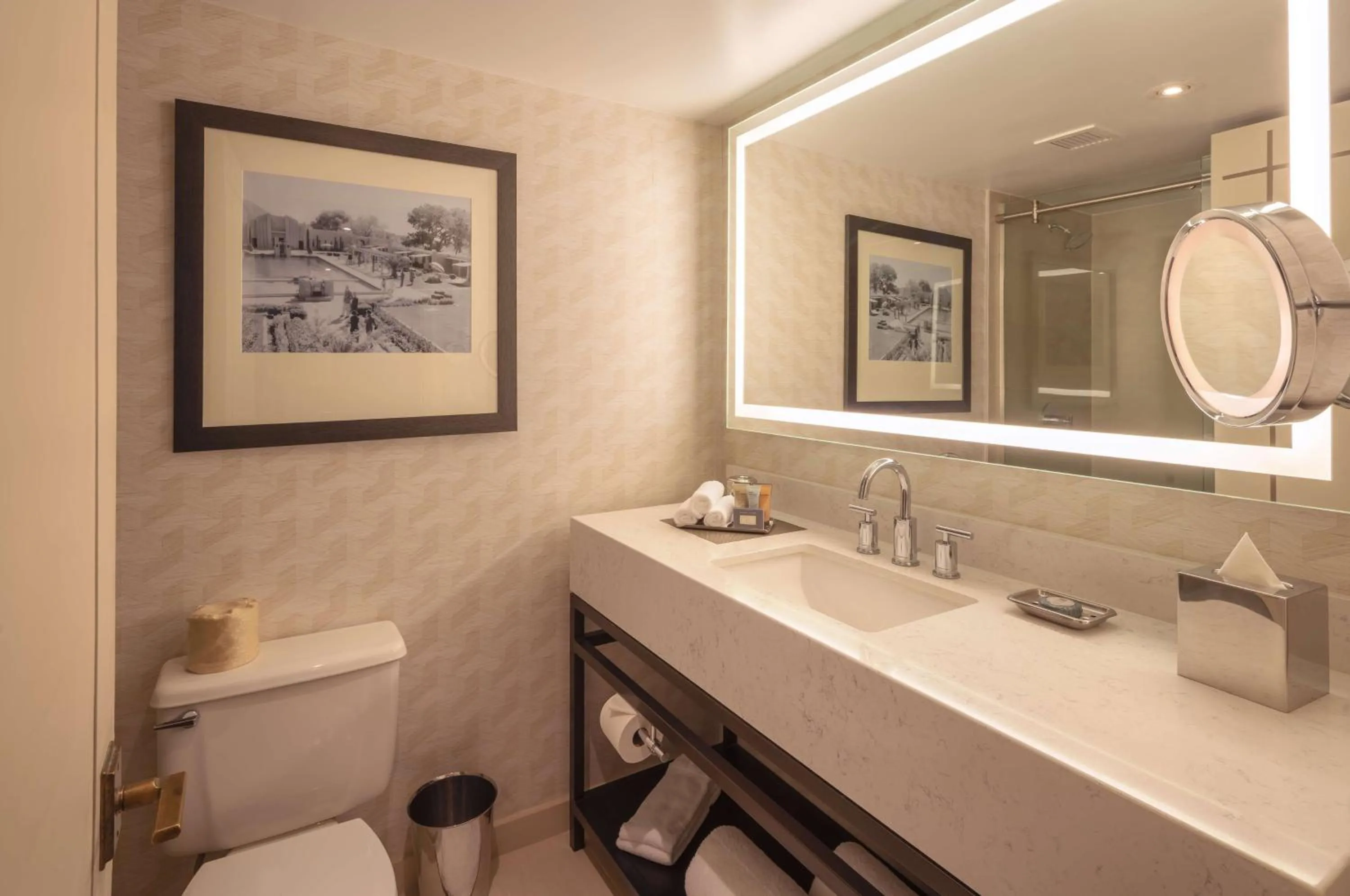 Bathroom in Arizona Biltmore, LXR Hotels & Resorts