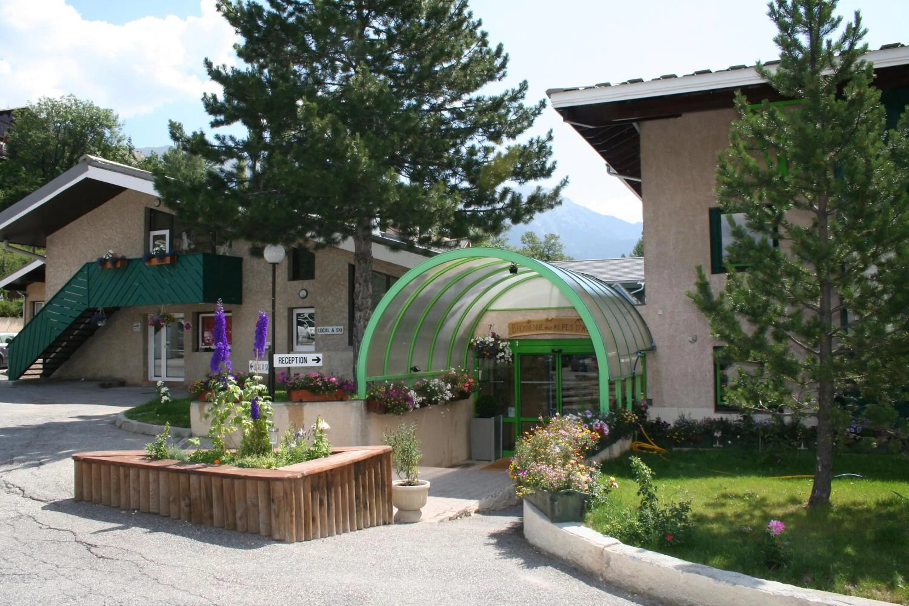 Facade/entrance in Club Vacances Bleues Les Alpes d'Azur
