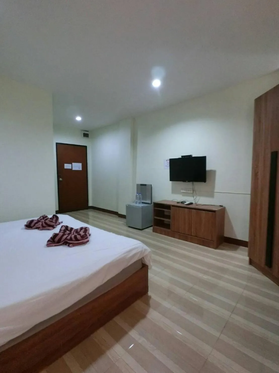 Bed in Alongkorn hotel by SB