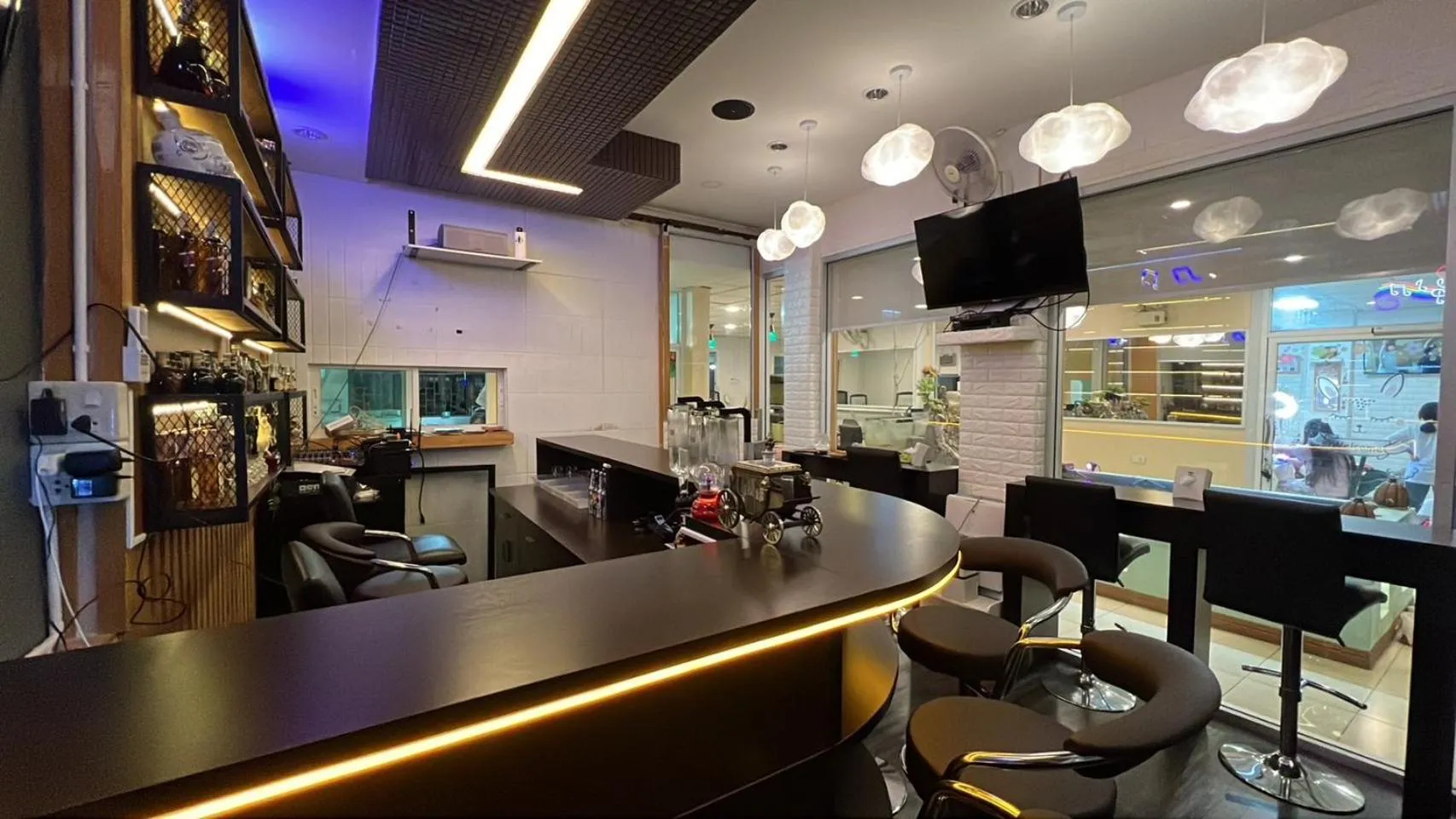 Restaurant/places to eat in Alongkorn hotel by SB