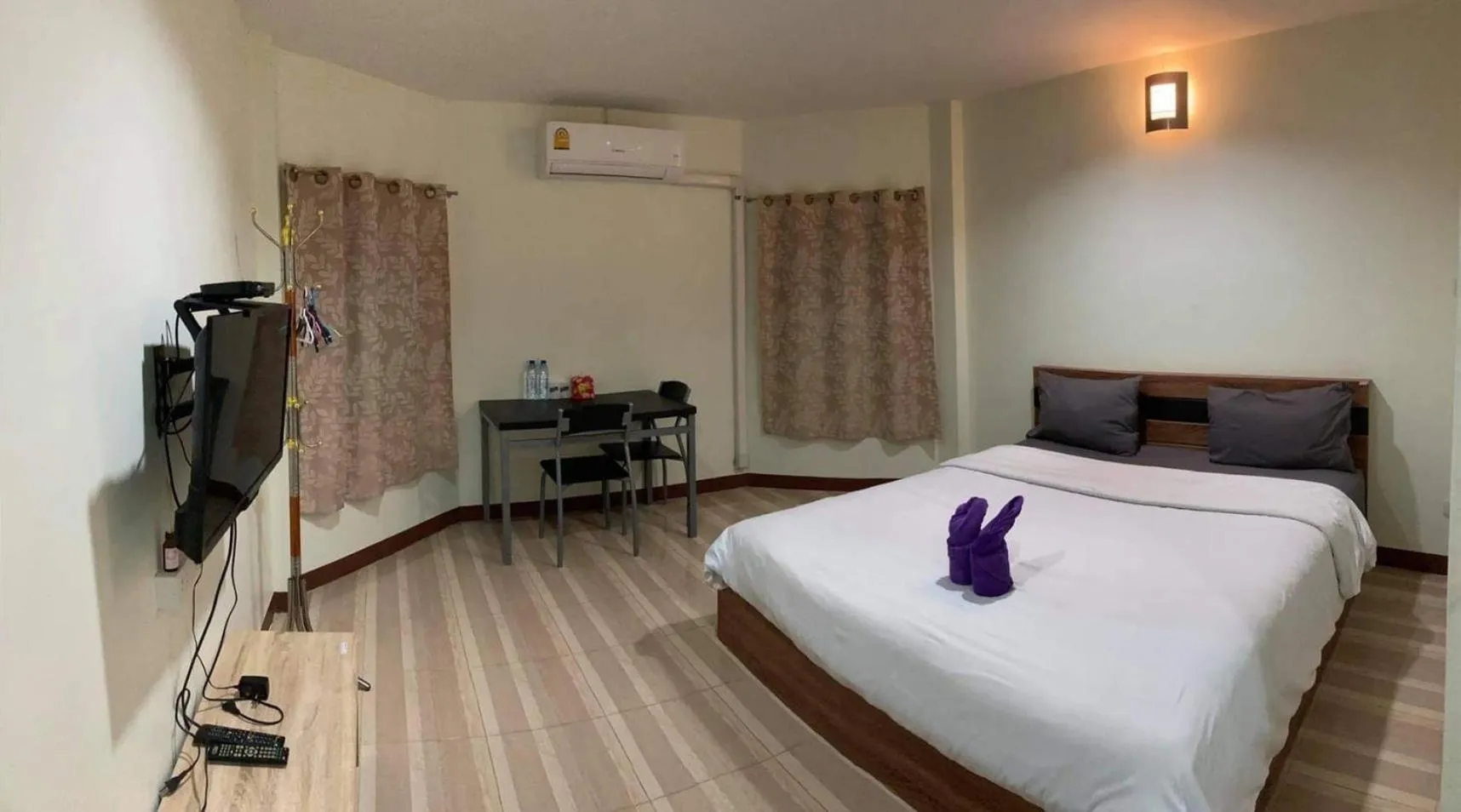 Bed in Alongkorn hotel by SB