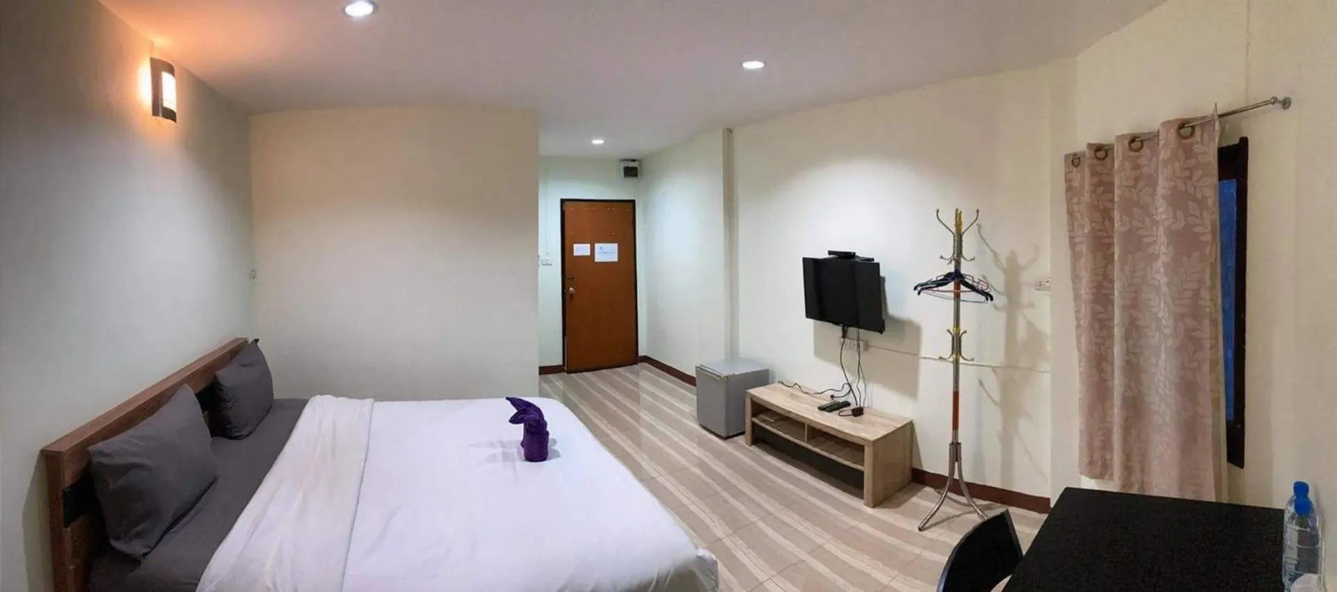 Bed in Alongkorn hotel by SB